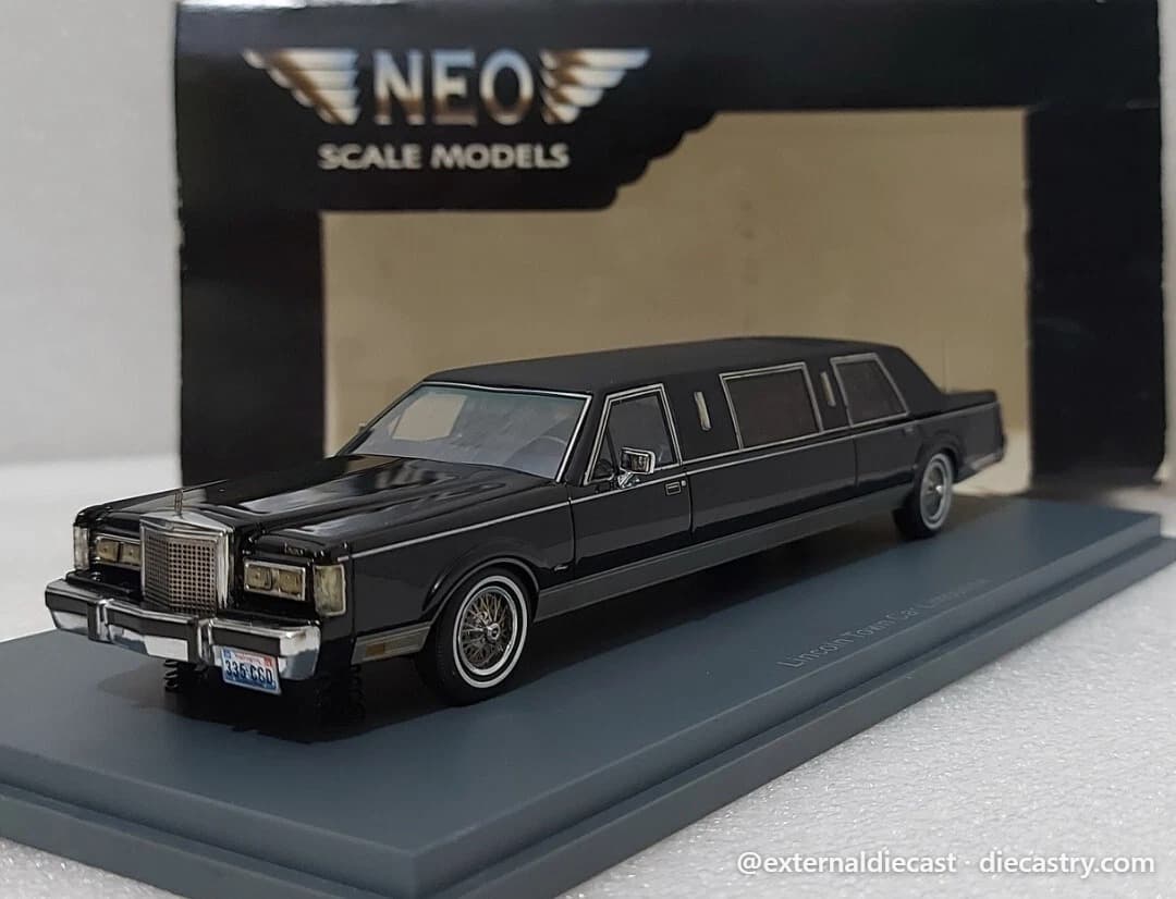 Lincoln Town Car Limousine Stretch 1:43 scale diecast model