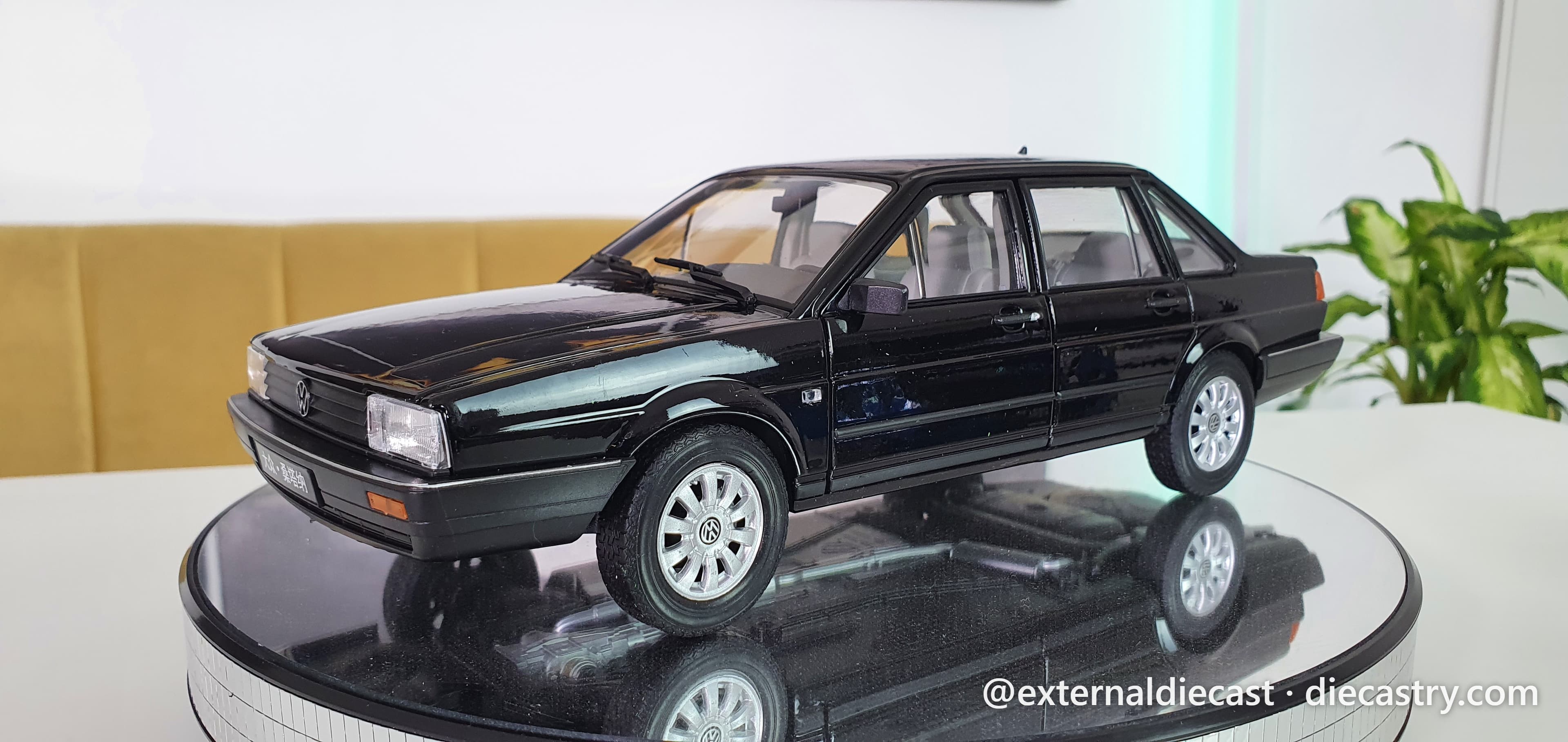 Volkswagen Santana 1:18 scale diecast model