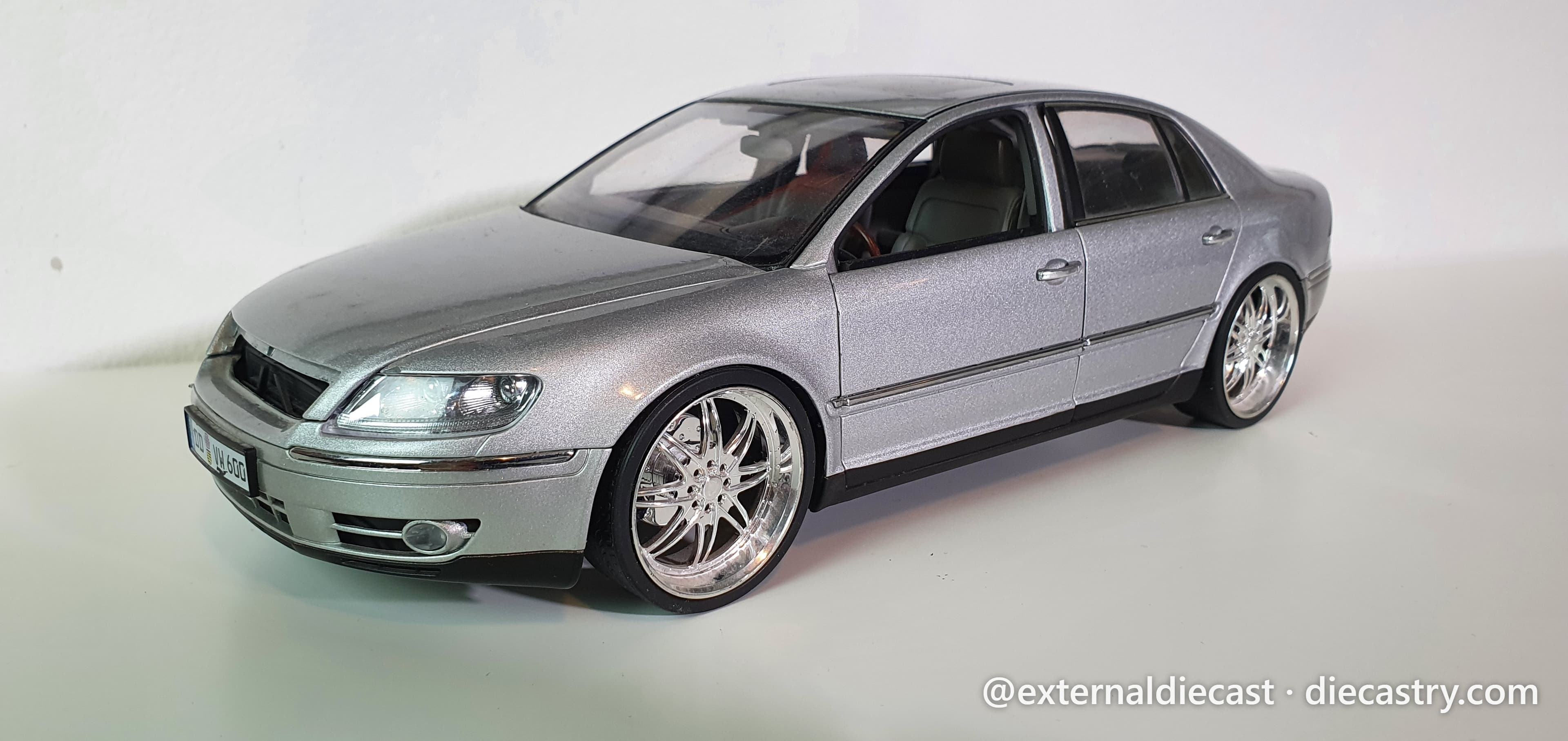 Volkswagen Phaeton 1:18 scale diecast by AUTOart