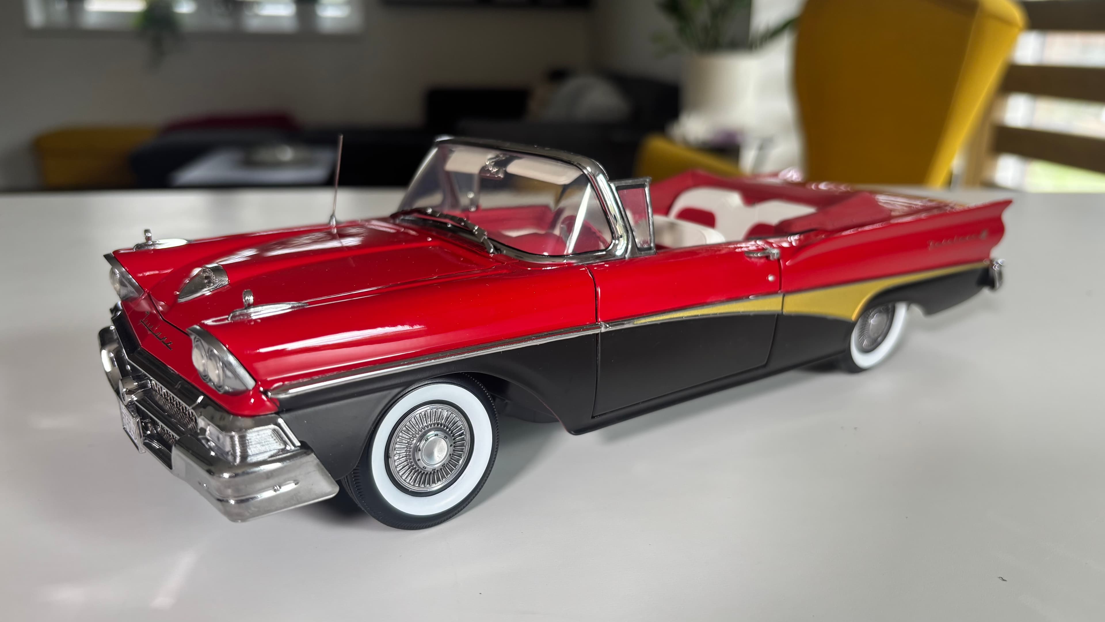 Ford Fairlane Convertible 1958 1:18 scale diecast by Sun Star