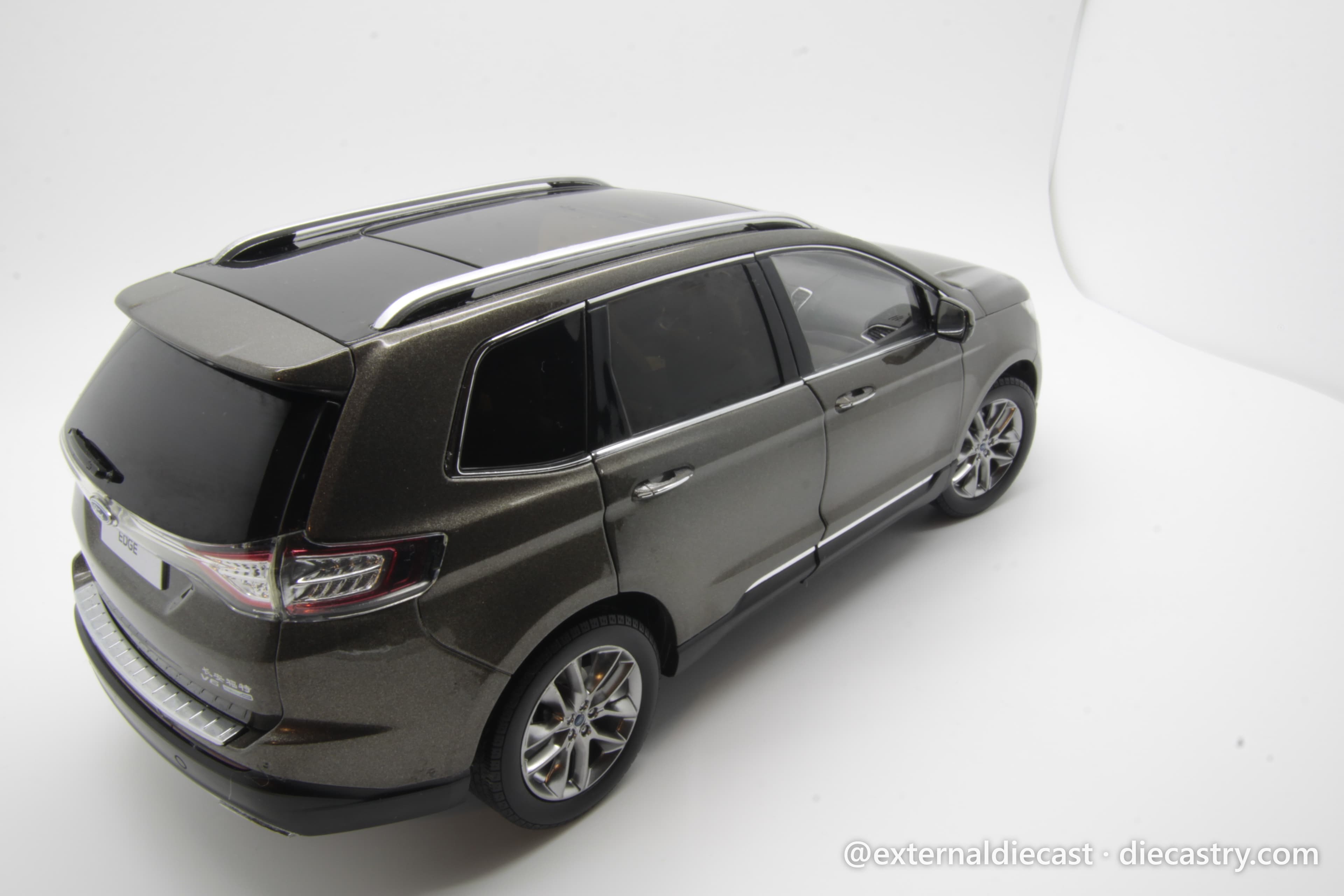 Ford Edge 1:18 scale diecast model