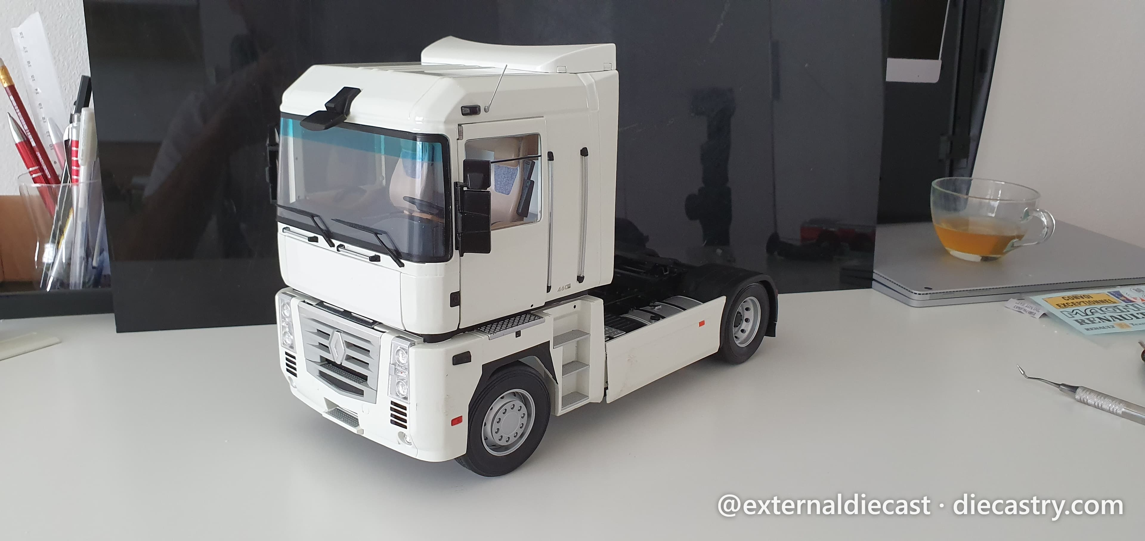 2001 Renault Magnum Phase 2 1:18 scale diecast model by Z Models