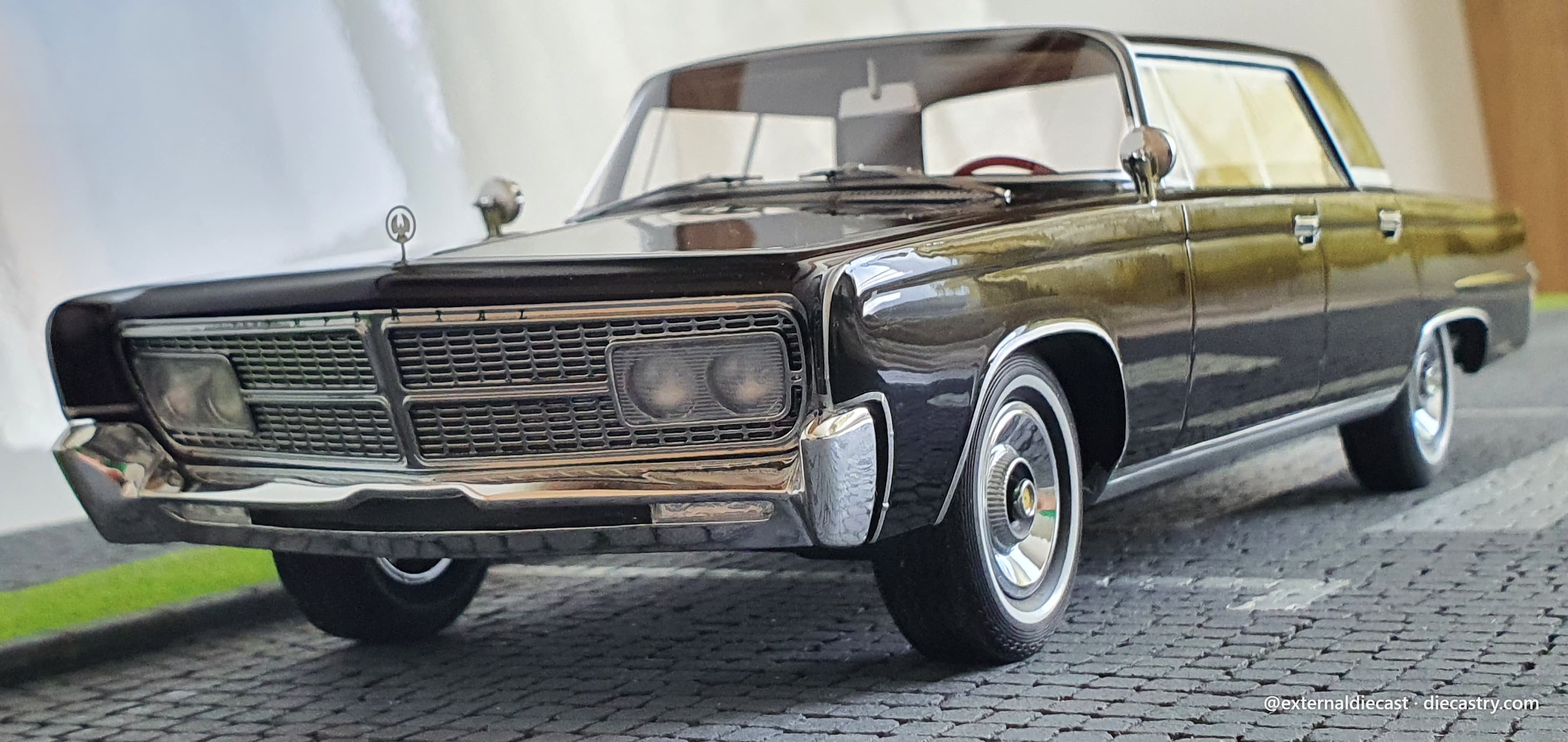 Imperial Crown 4-Door 1:18 scale diecast model