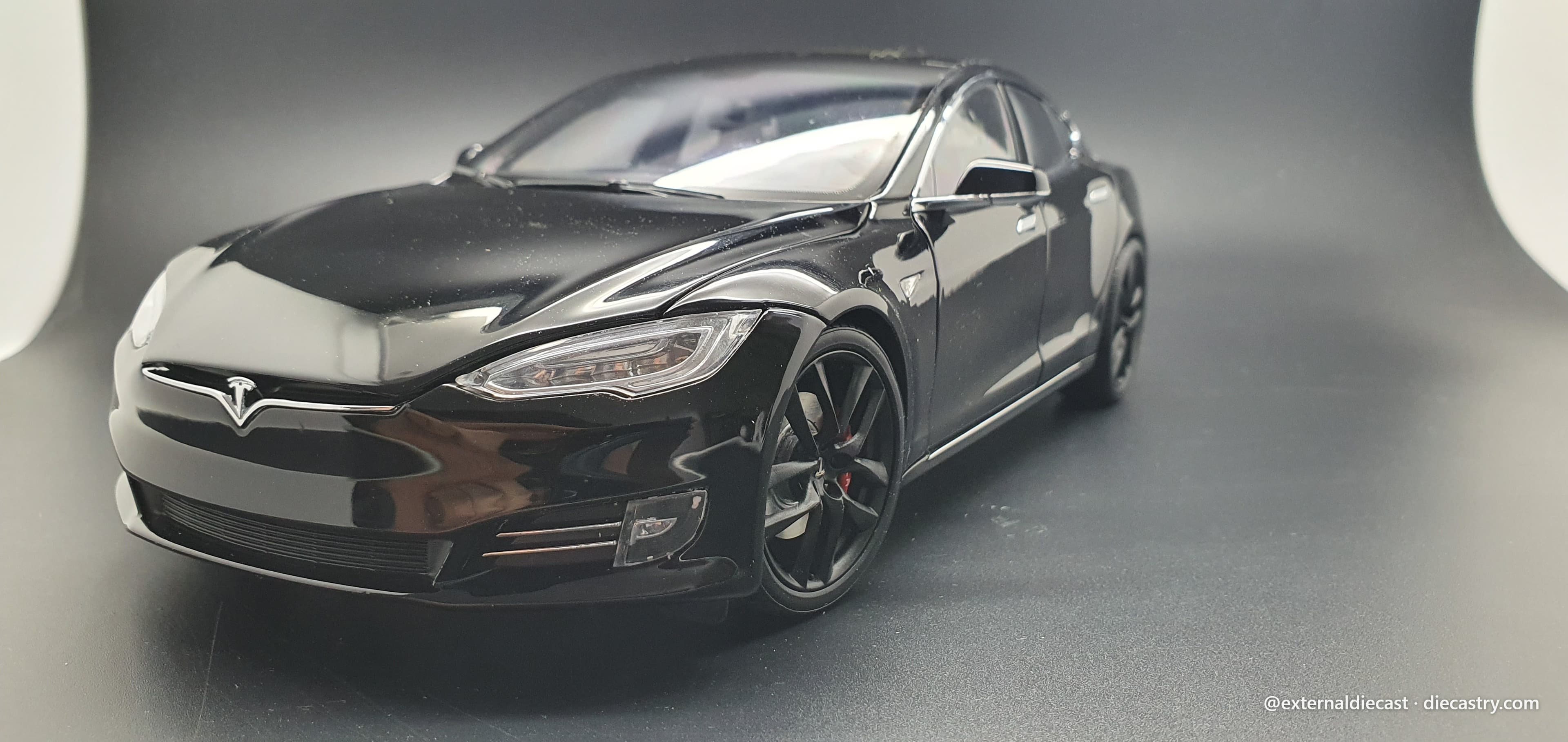 Tesla Model S P100D 2016 1:18 scale diecast by Tesla