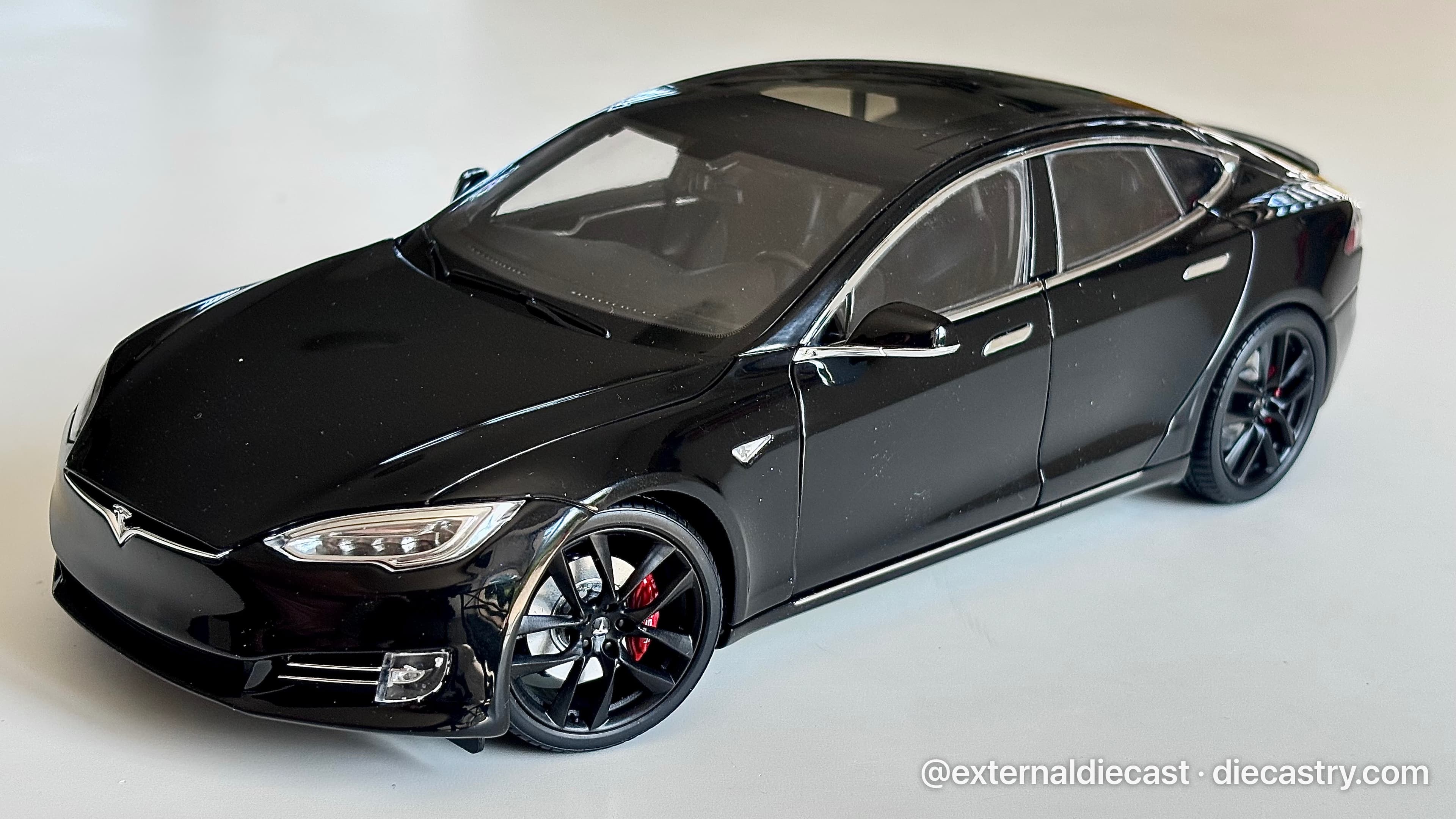 Tesla Model S P100D 1:18 scale diecast model