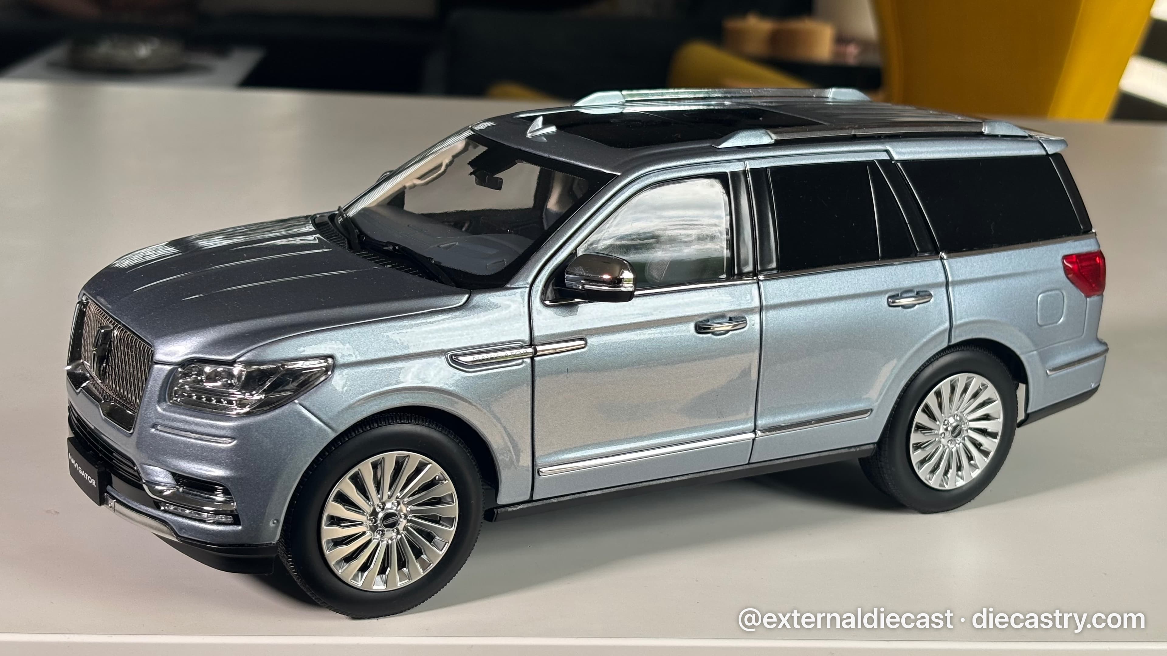 Lincoln Navigator 1:18 scale diecast model