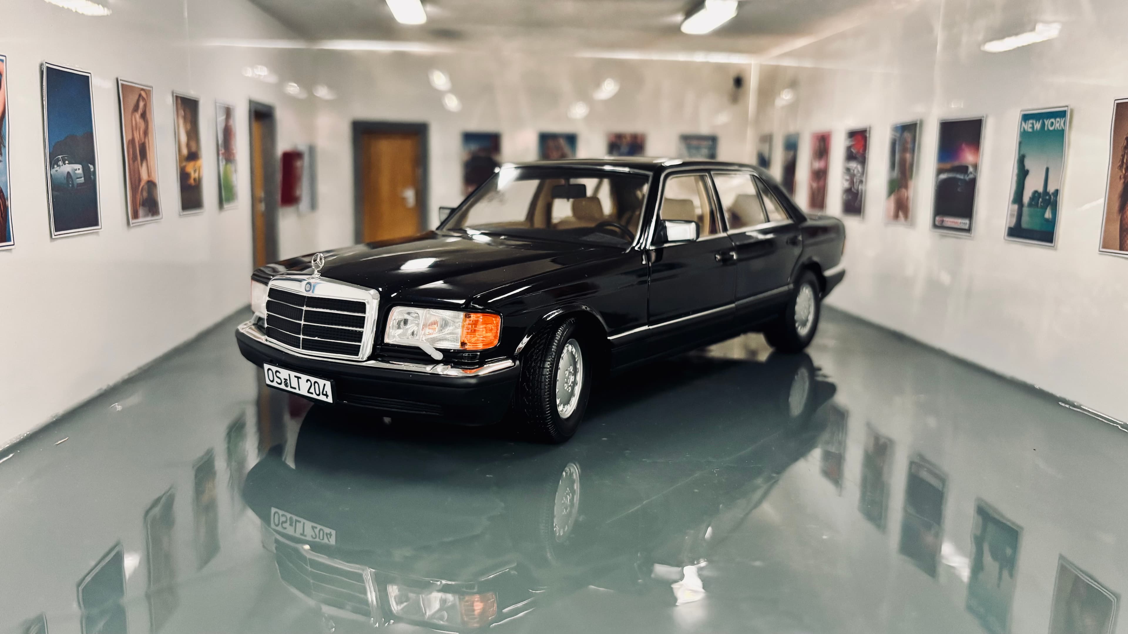 1989 Mercedes-Benz 560 SEL W126 1:18 scale diecast model by Norev