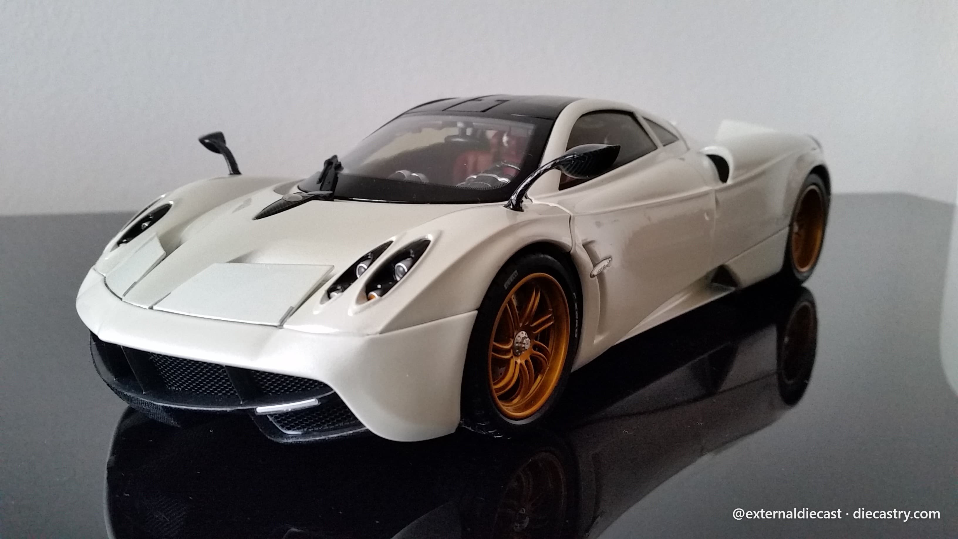 2011 Pagani Huayra 1:18 scale diecast model by Welly GTA