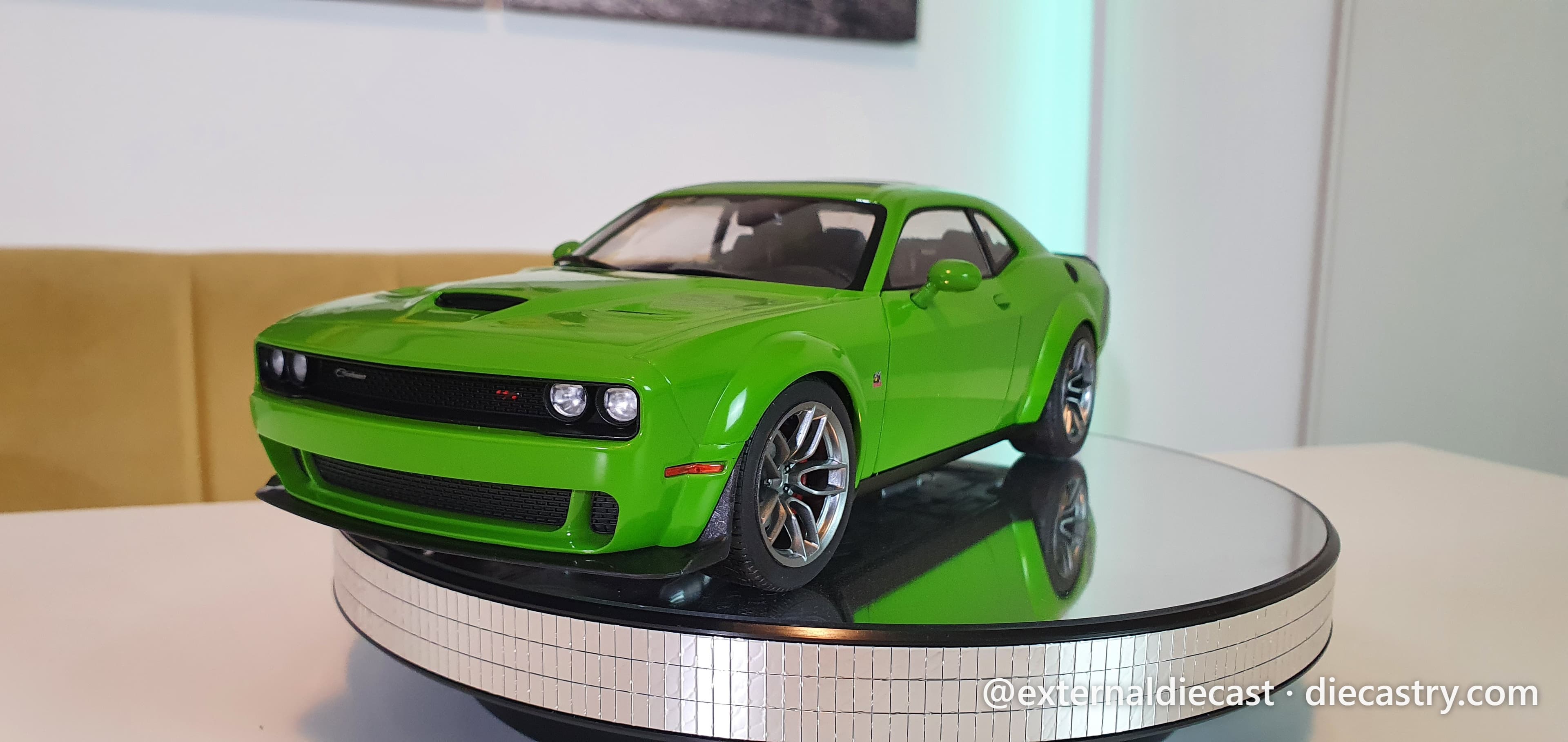 Dodge Challenger R/T Scat Pack Widebody 1:18 scale diecast model