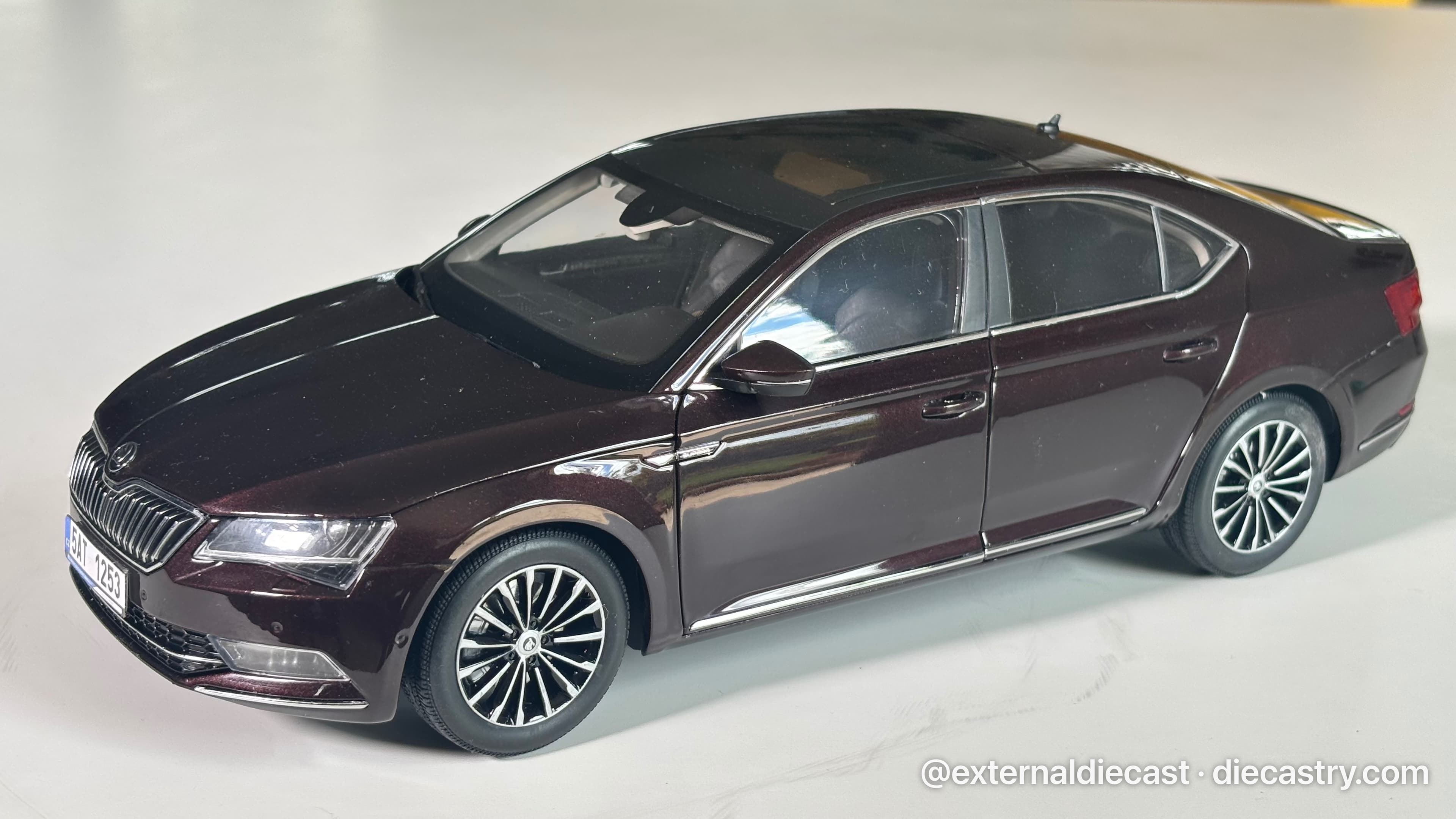 Skoda Superb III 1:18 scale diecast model