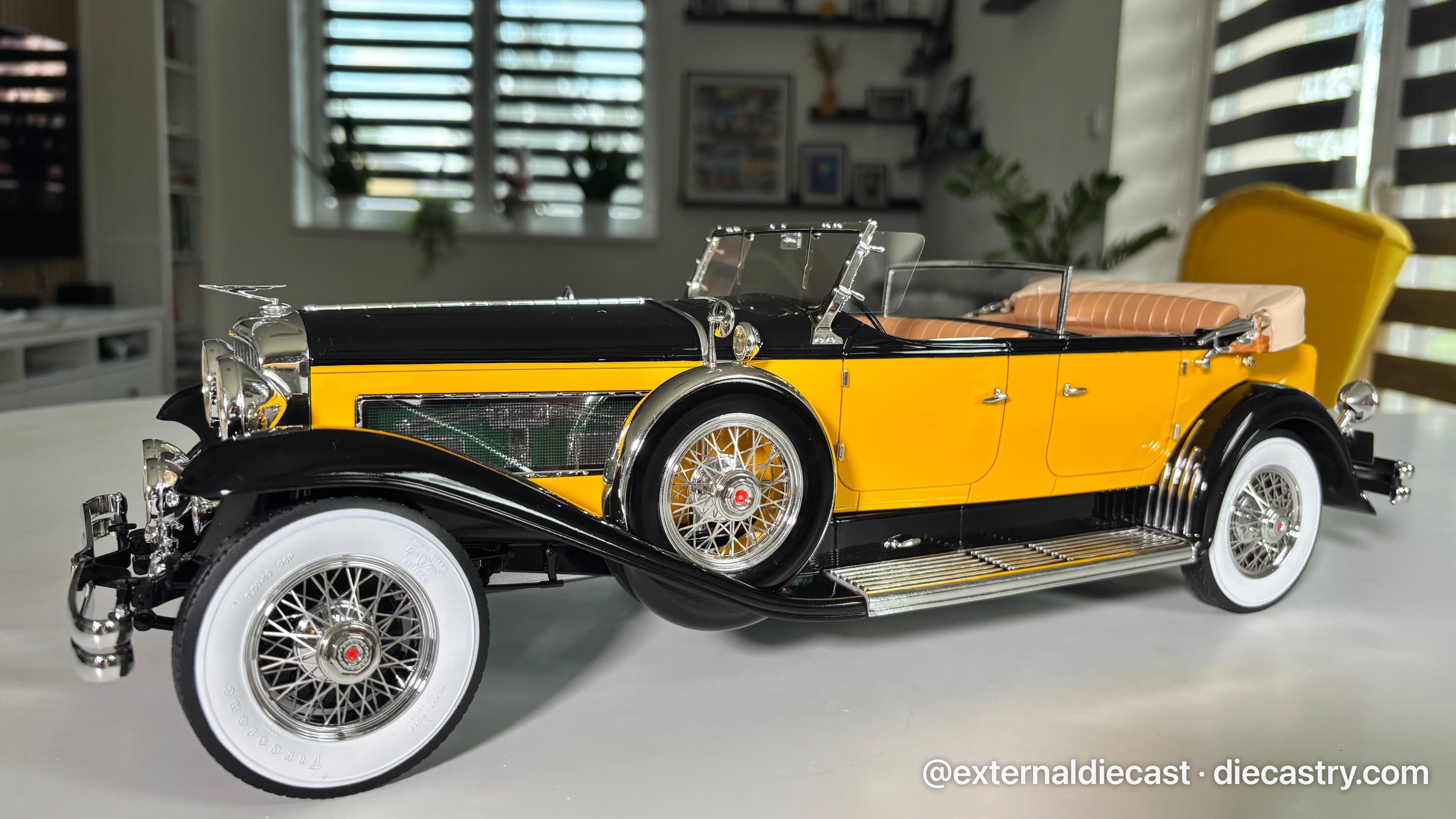 Duesenberg Model SJ Tourster Derham 1932 1:12 scale diecast by Premium ClassiXXs