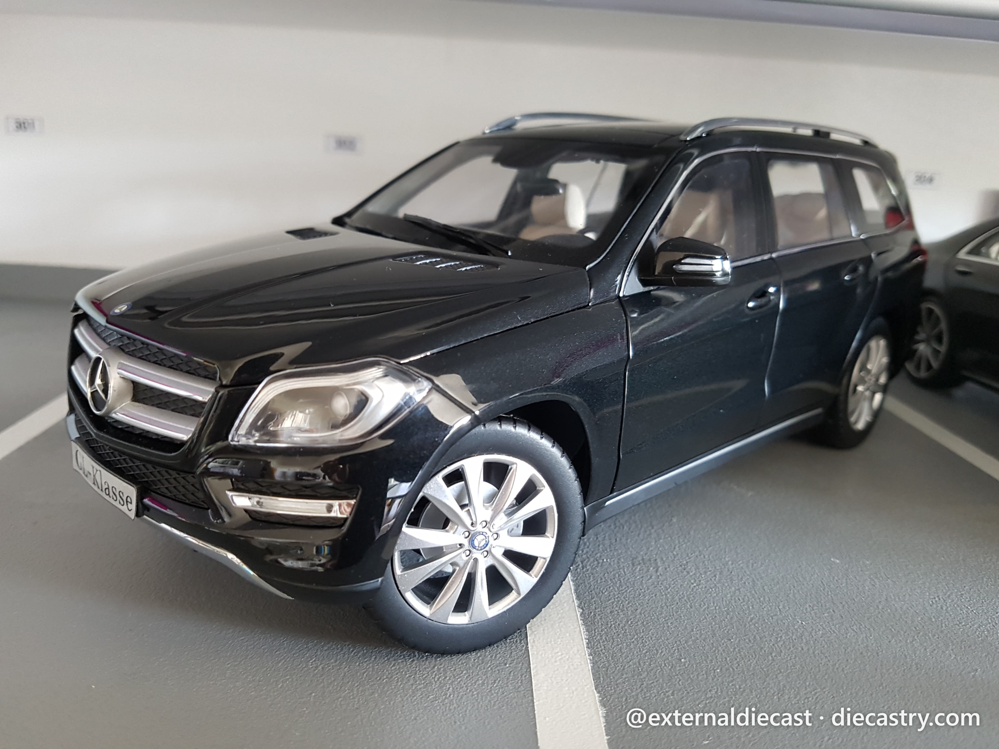Mercedes-Benz GL 1:18 scale diecast model