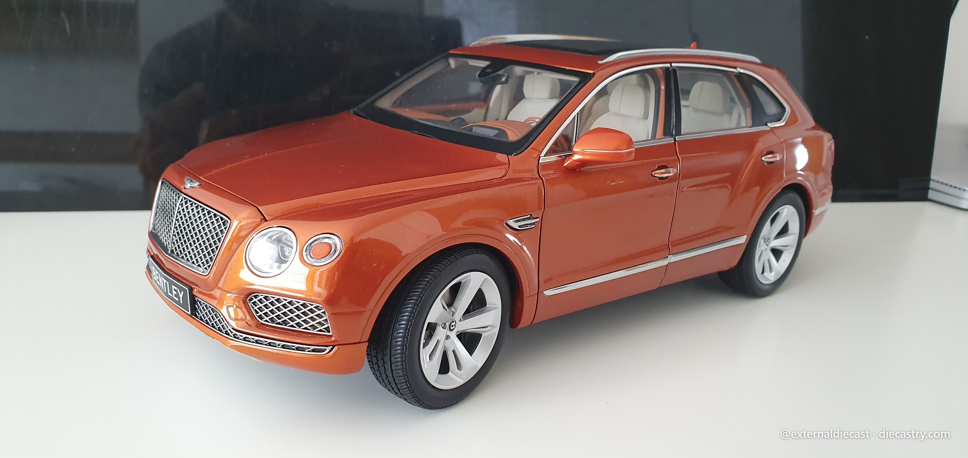 2017 Bentley Bentayga 1:18 scale diecast model by Kyosho