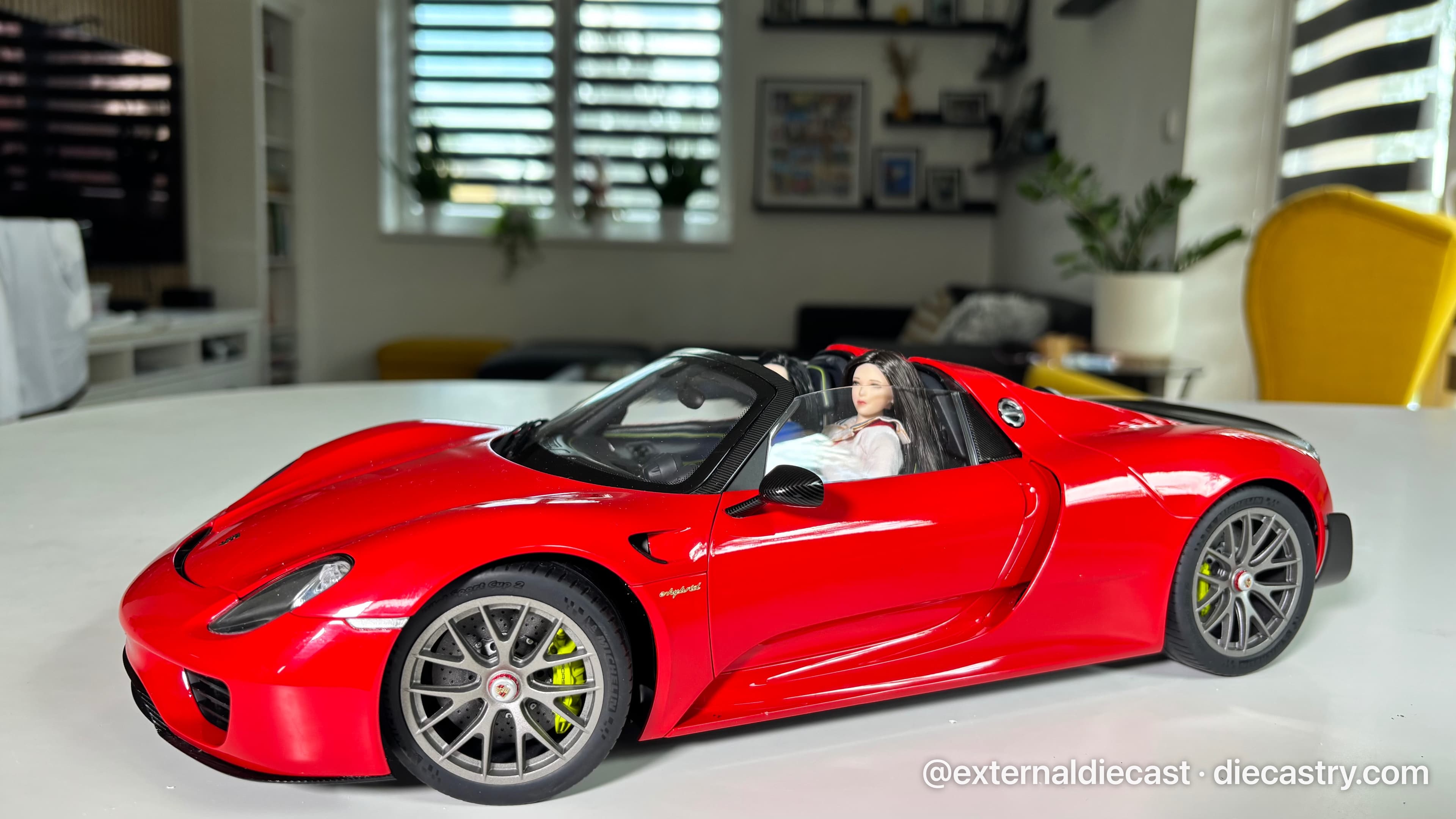 Porsche 918 Spyder 1:12 scale diecast model