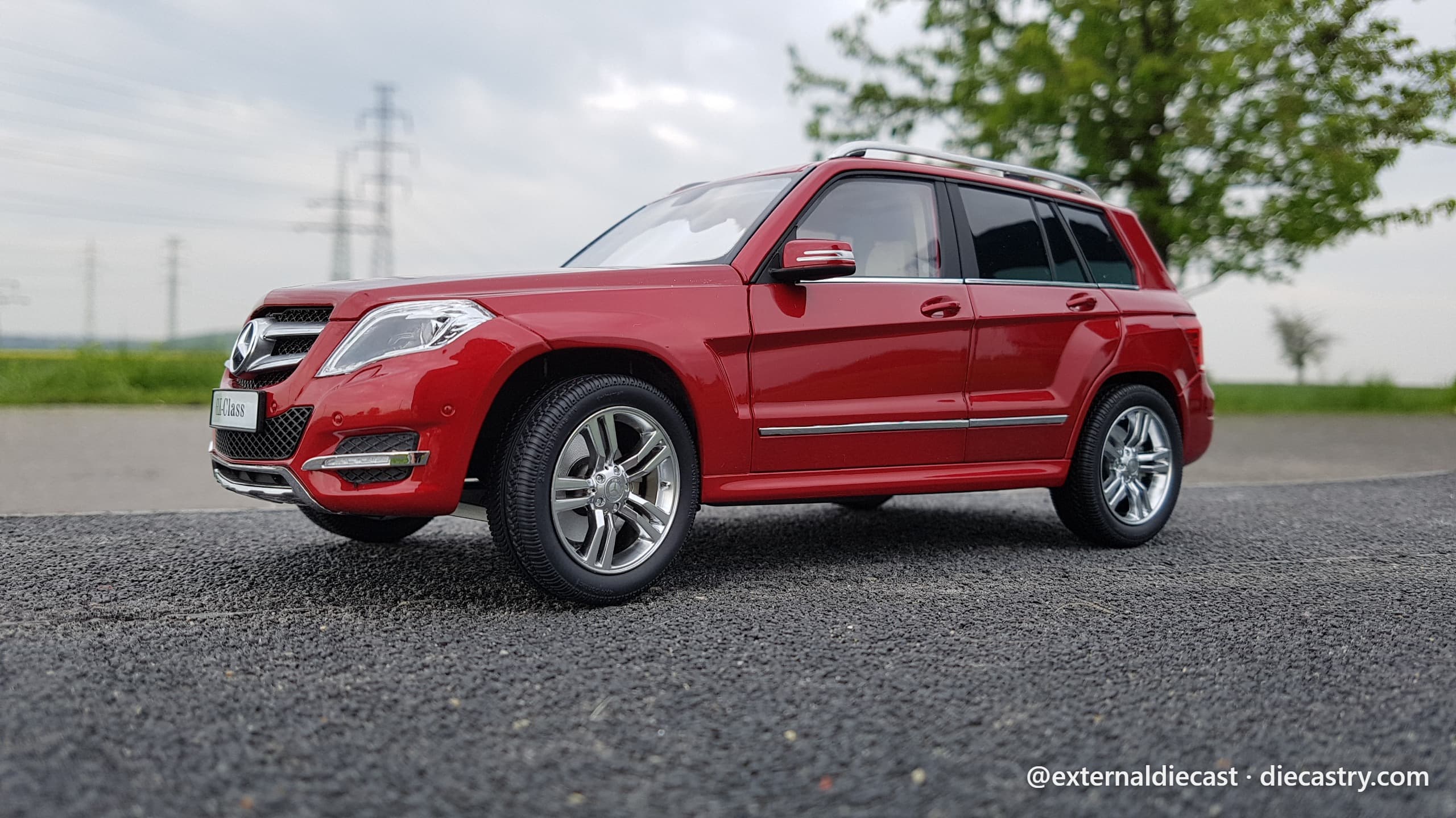 2013 Mercedes-Benz GLK 1:18 scale diecast model by Welly GTA