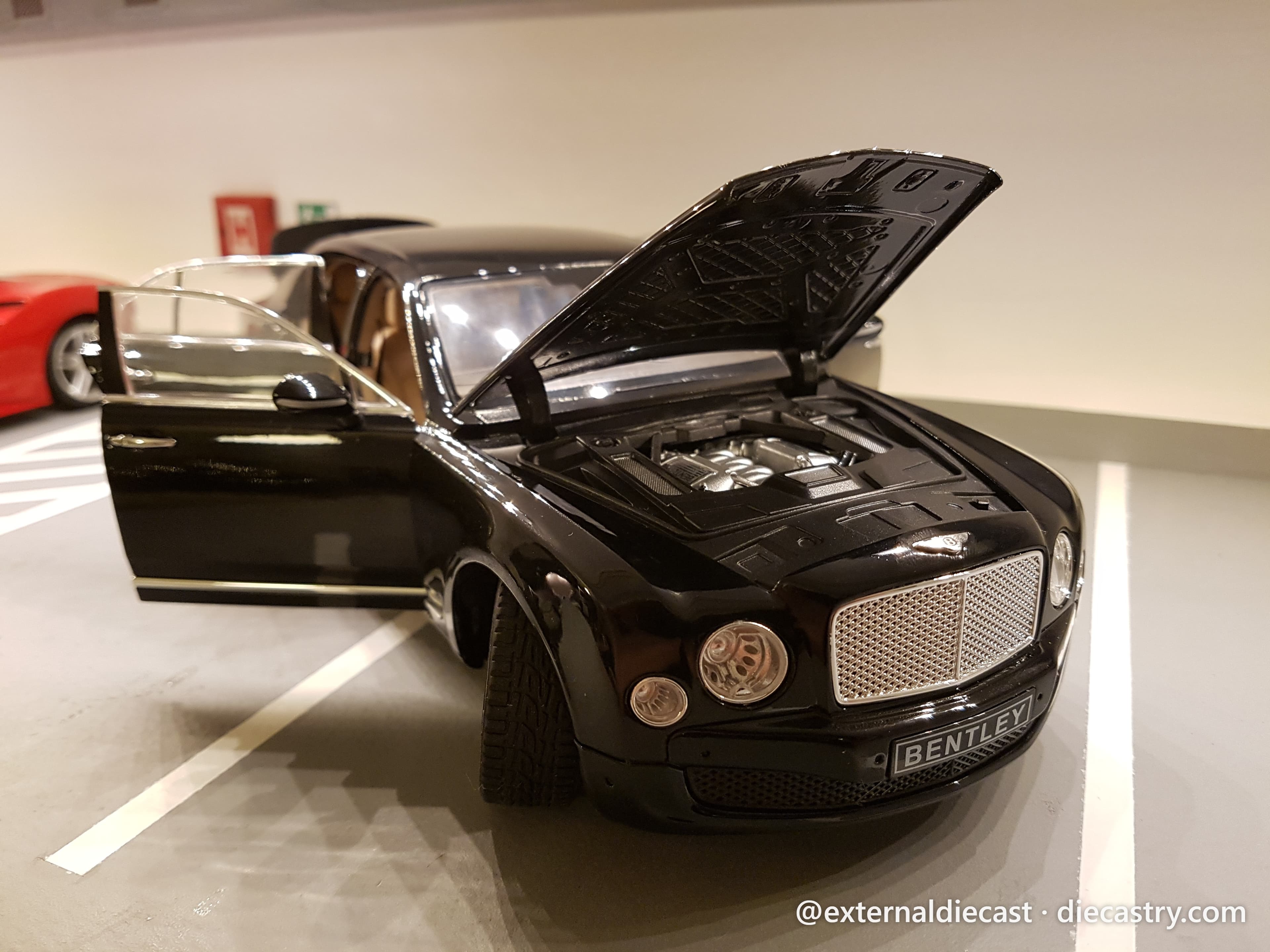 Bentley Mulsanne 2010 1:18 scale diecast by Rastar