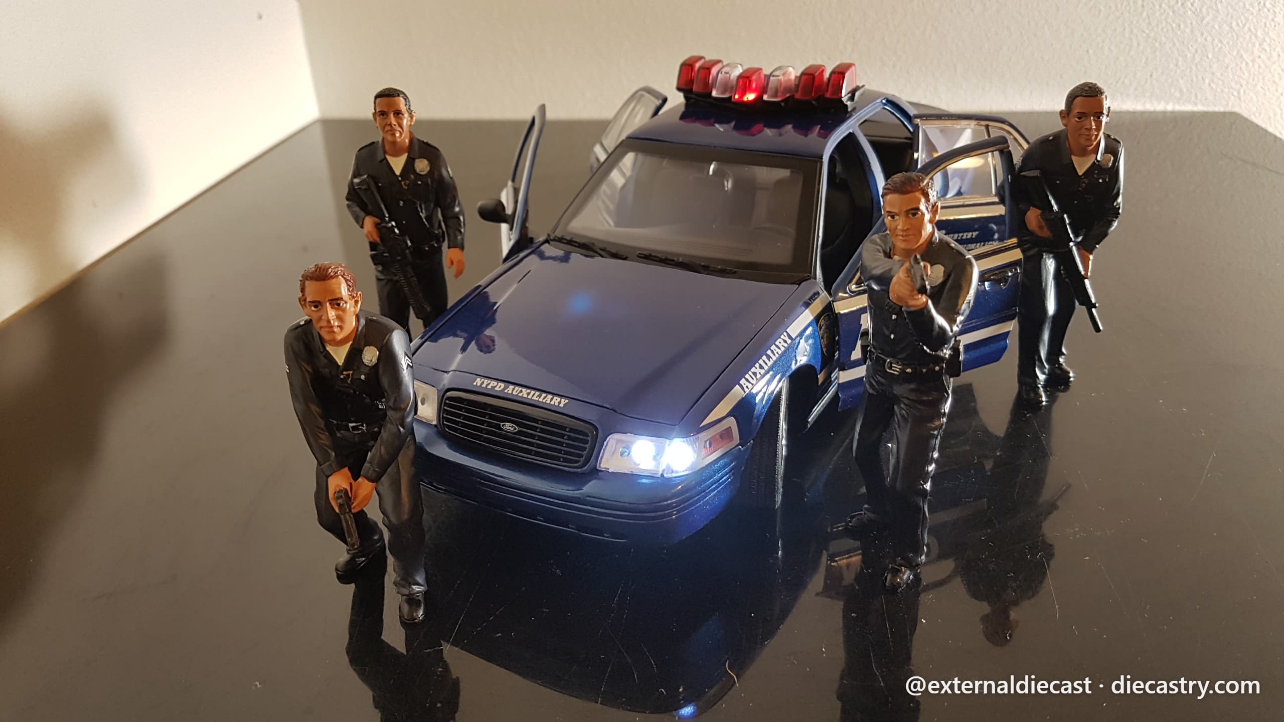 Ford Crown Victoria Police Interceptor 1998 1:18 scale diecast by Greenlight Collectibles