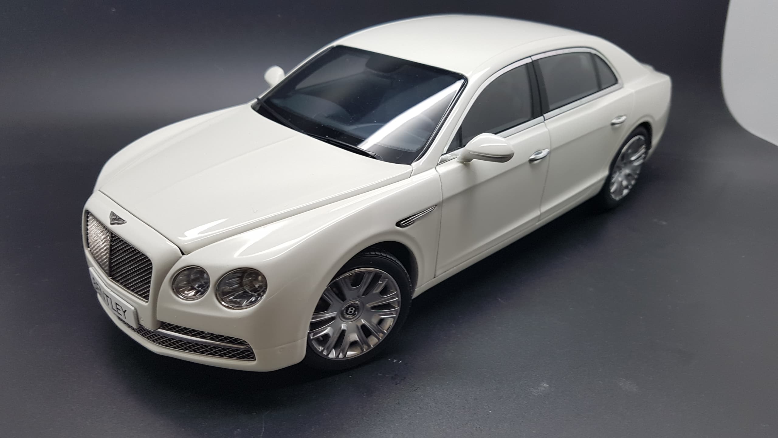 Bentley Flying Spur W12 2012 1:18 scale diecast by Kyosho