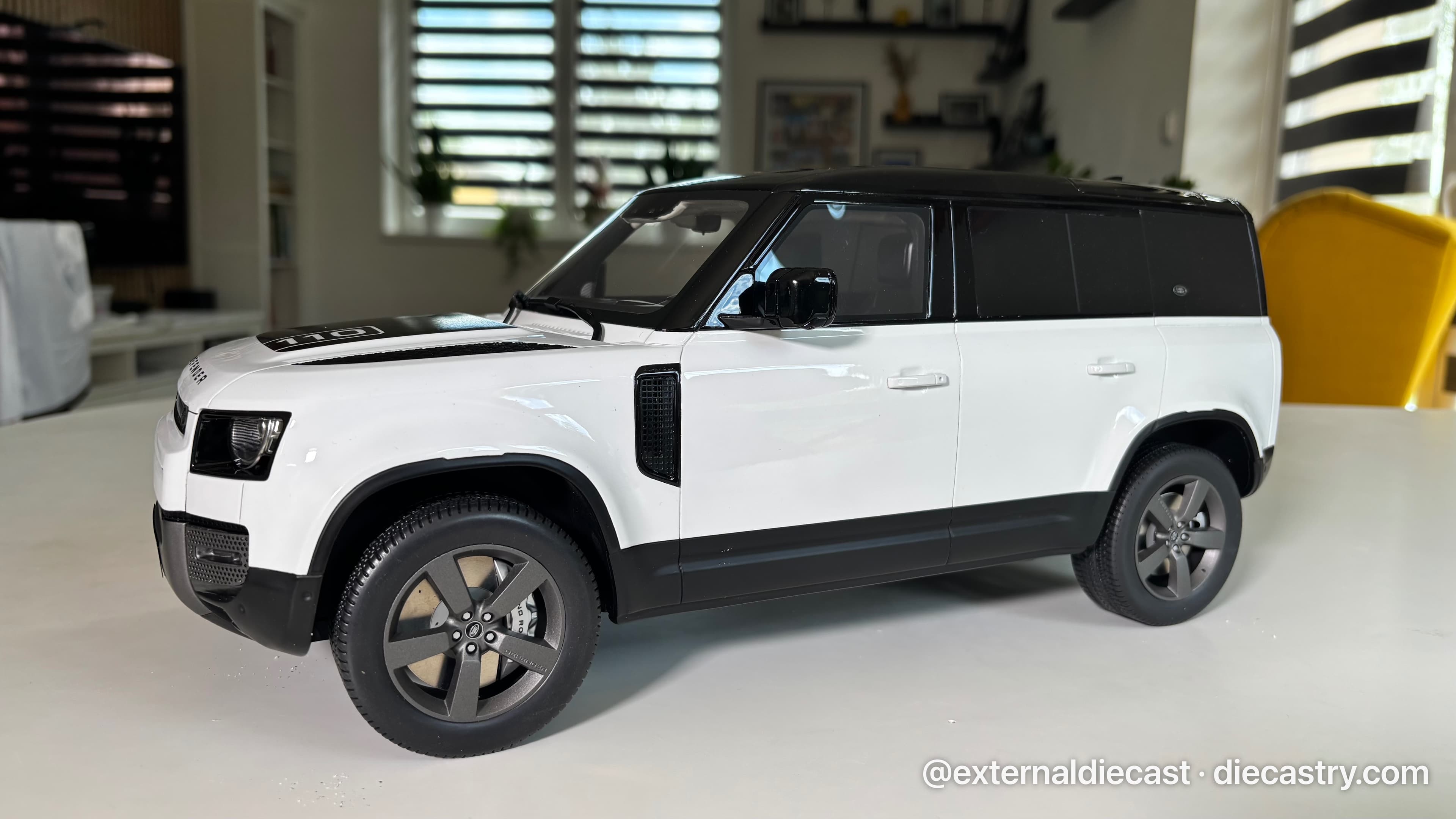 Land Rover Defender 110 P400X 1:12 scale diecast model
