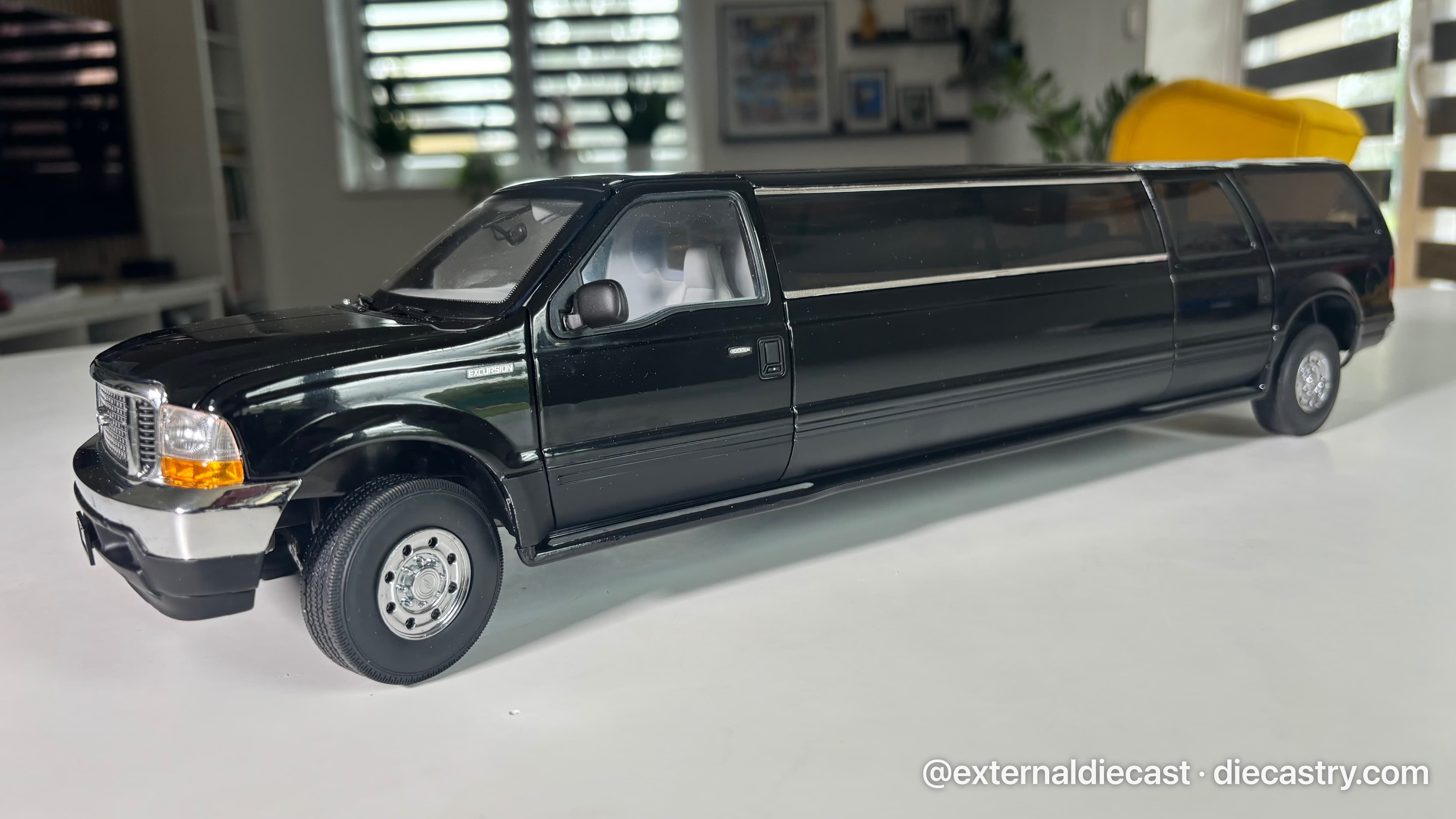 Ford Excursion limousine 1:18 scale diecast model