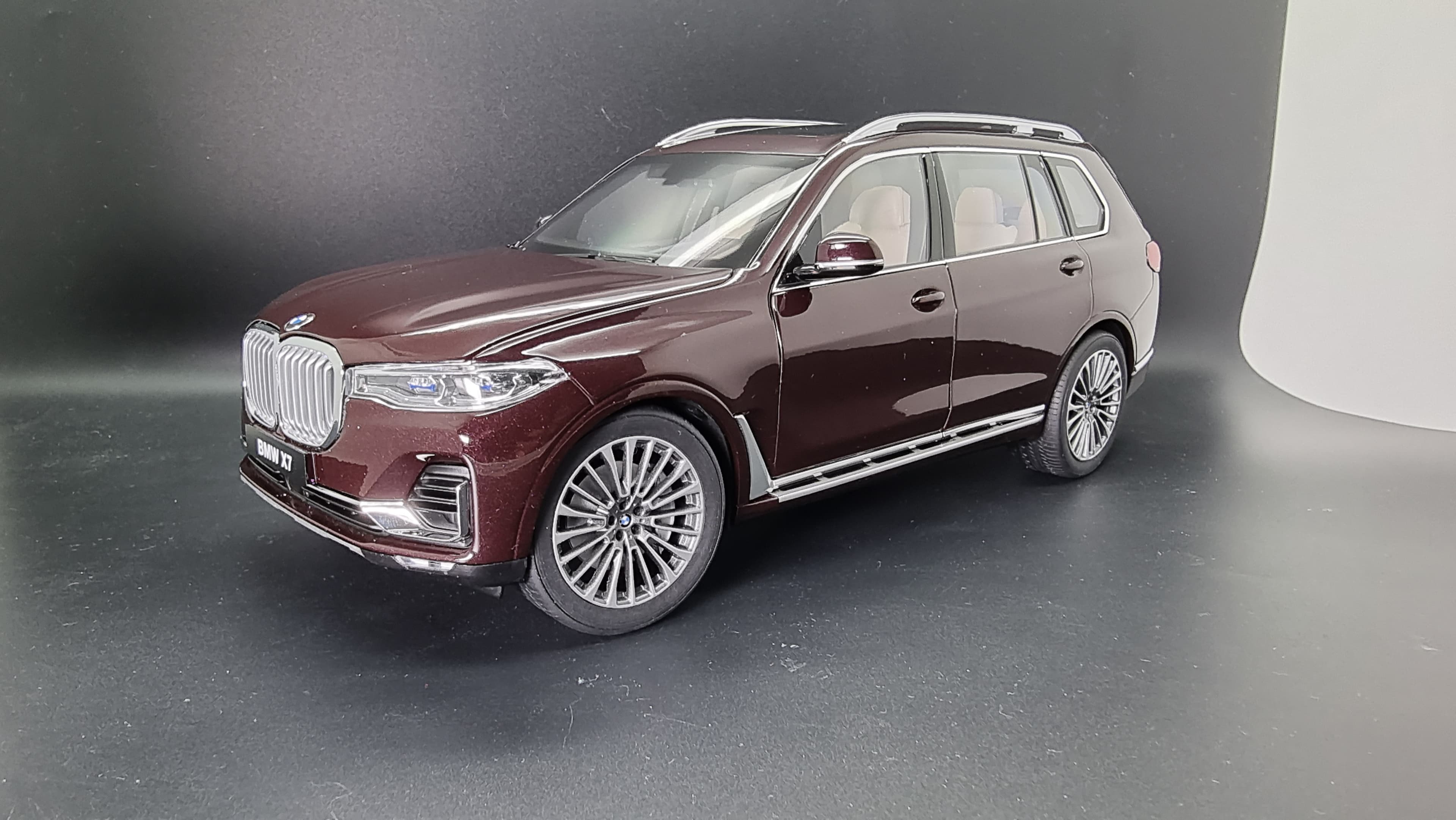 BMW X7 1:18 scale diecast model