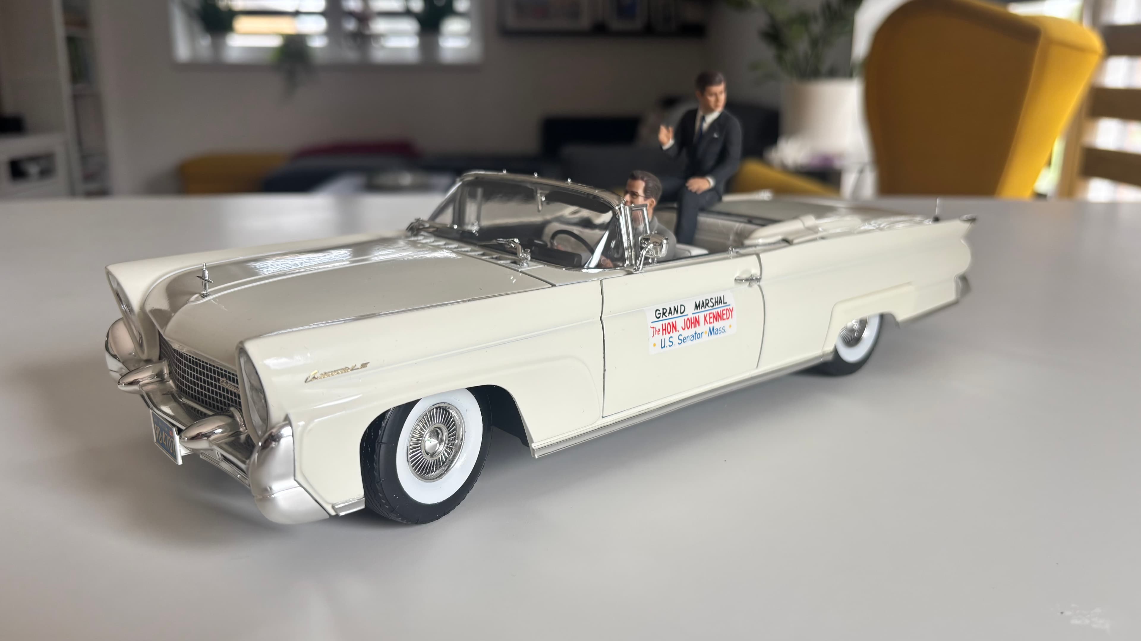 Lincoln Mark III Convertible*John F Kennedy* in Oregon 1958 1:18 scale diecast by Sun Star