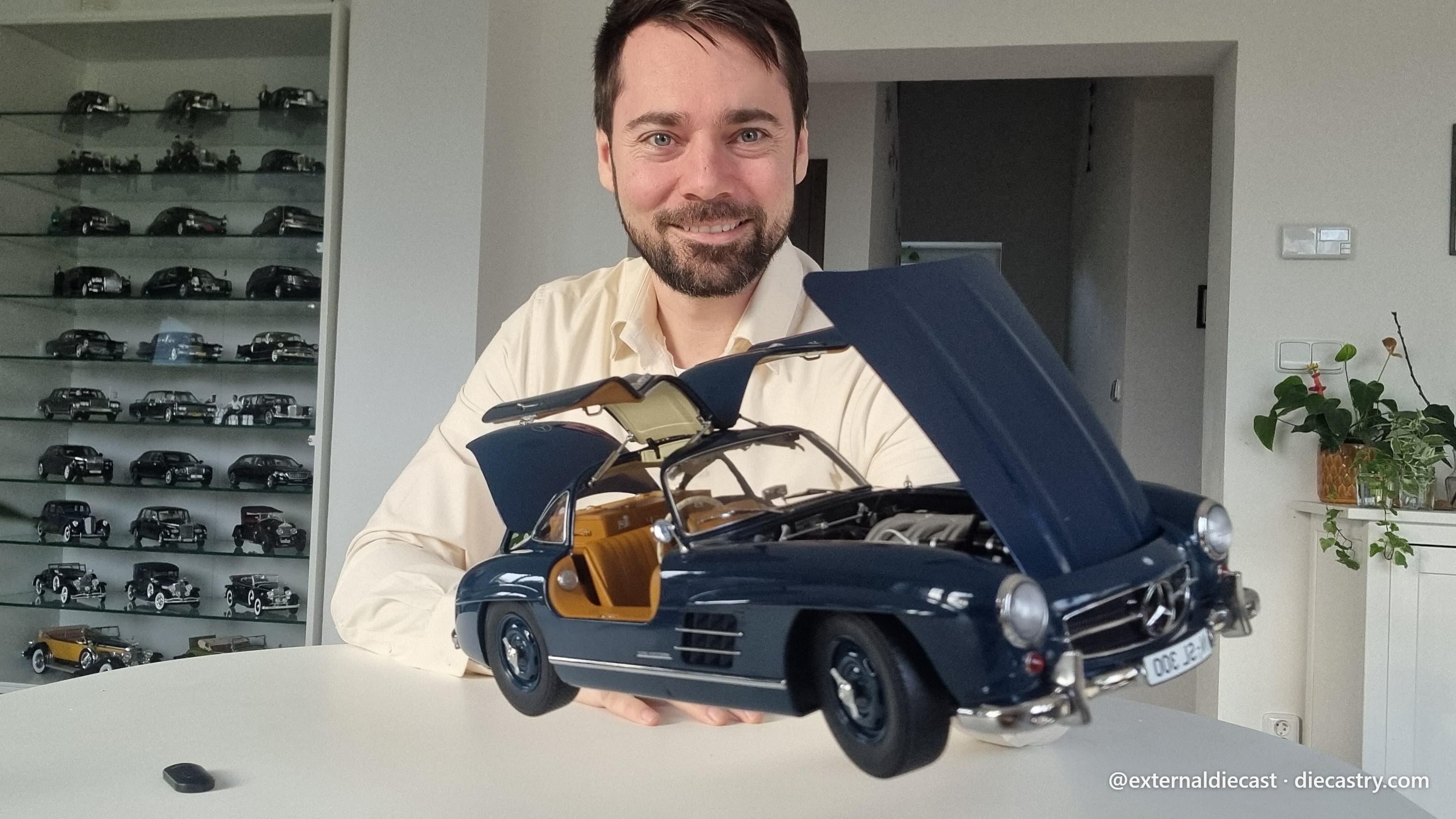 Mercedes-Benz 300 SL Gullwing 1954 1:12 scale diecast by Schuco