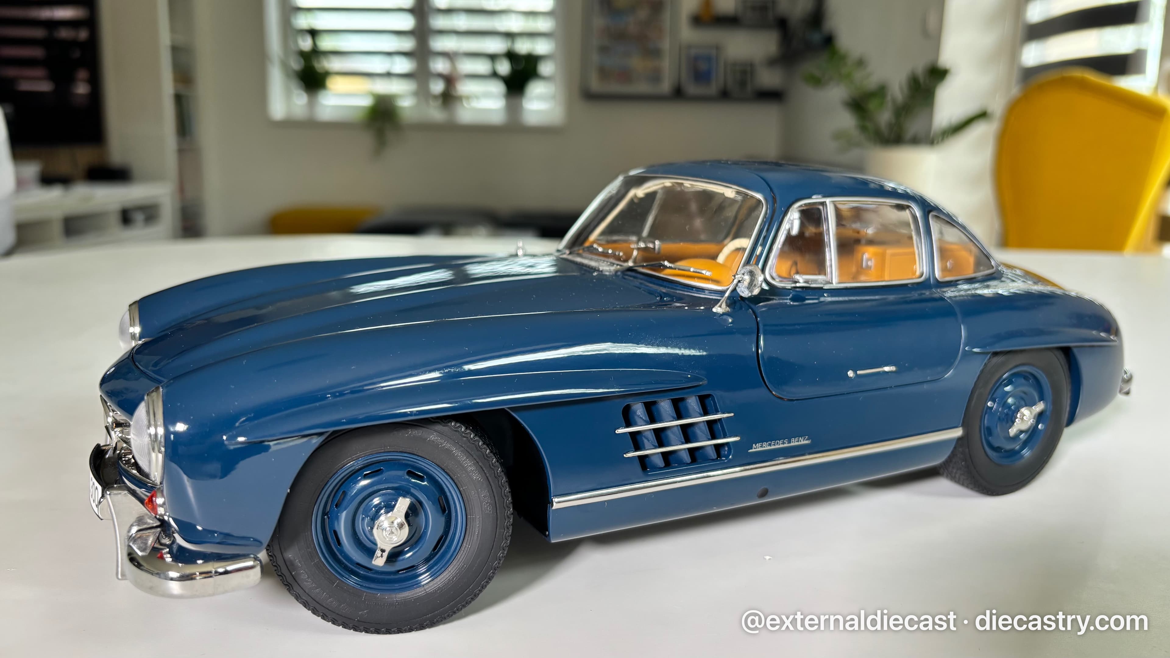 Mercedes-Benz 300 SL Gullwing 1:12 scale diecast model