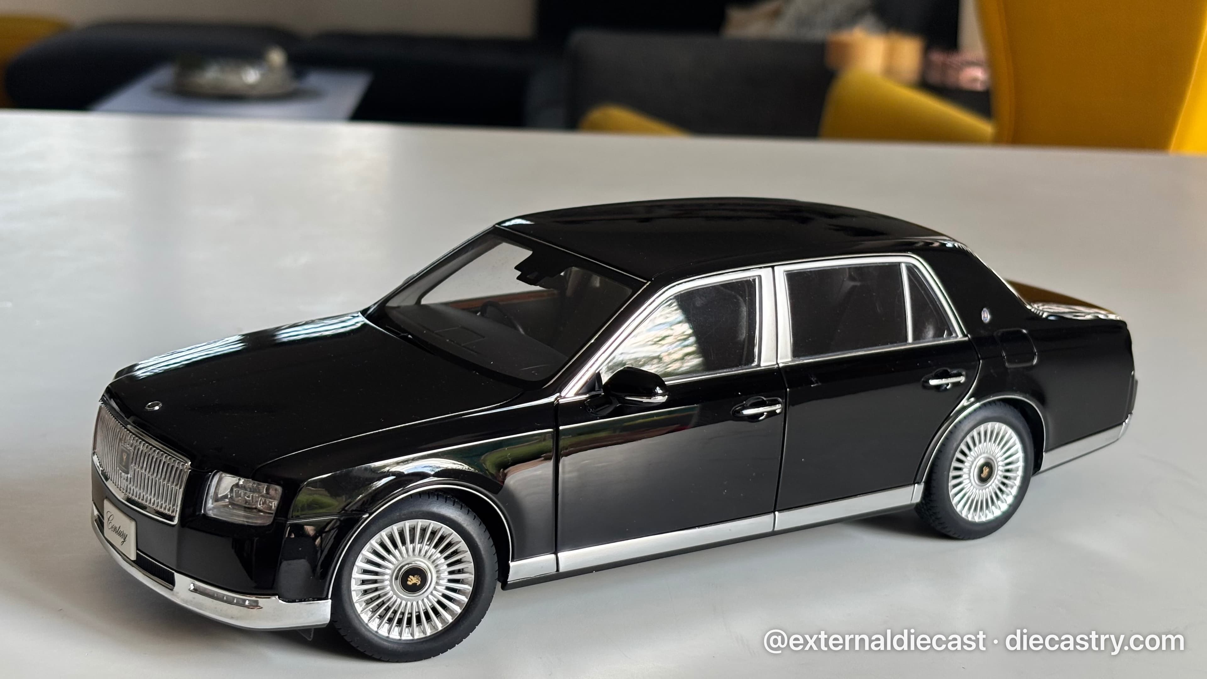 Toyota Century 2018 1:18 scale diecast by AUTOart