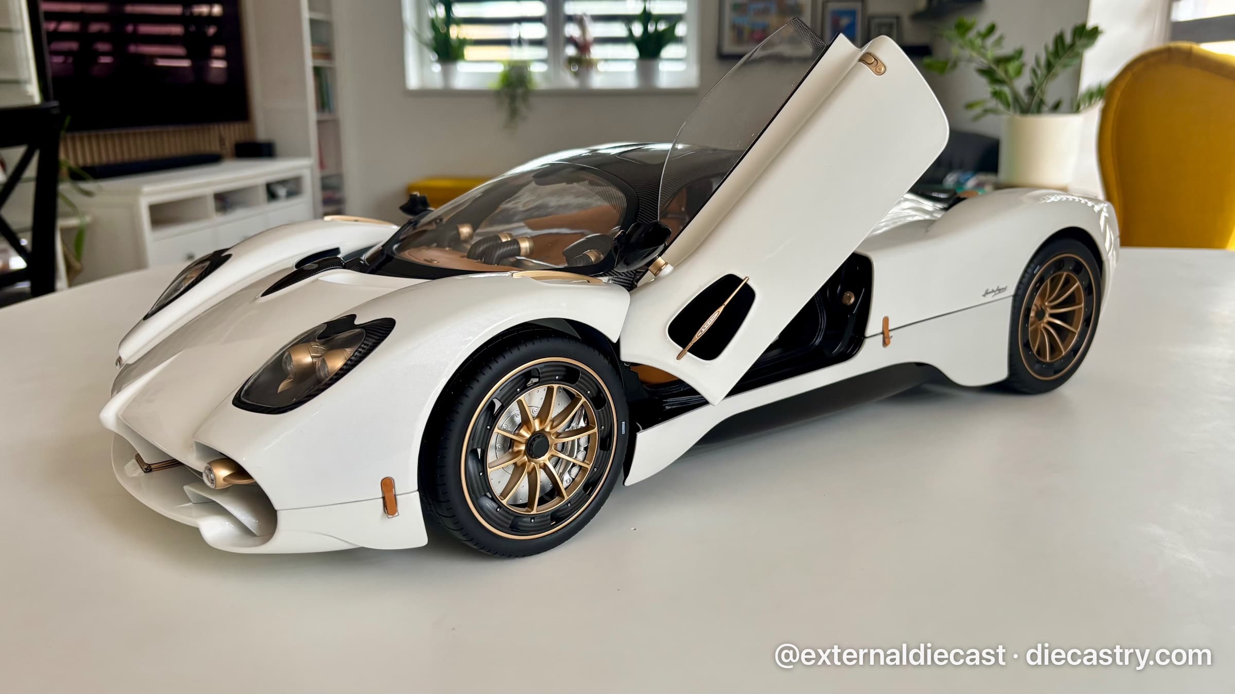 Pagani Utopia Coupé 2023 1:8 scale diecast by Pocher