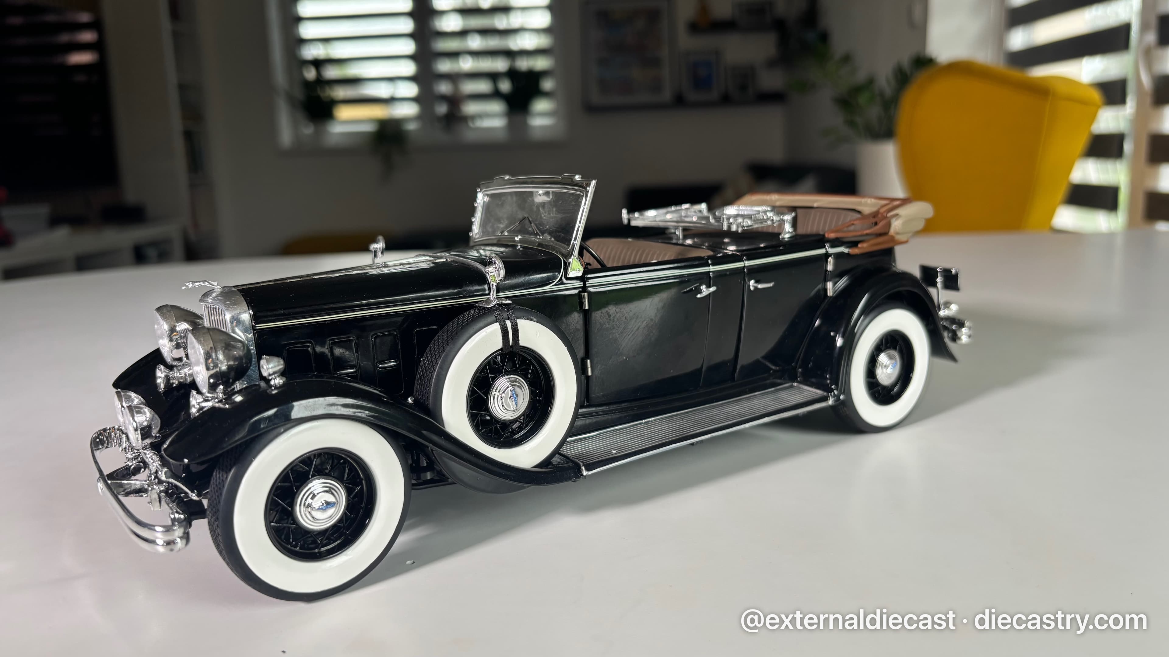 Ford Lincoln KB Canopy Opened 1932 1:18 scale diecast by Sun Star
