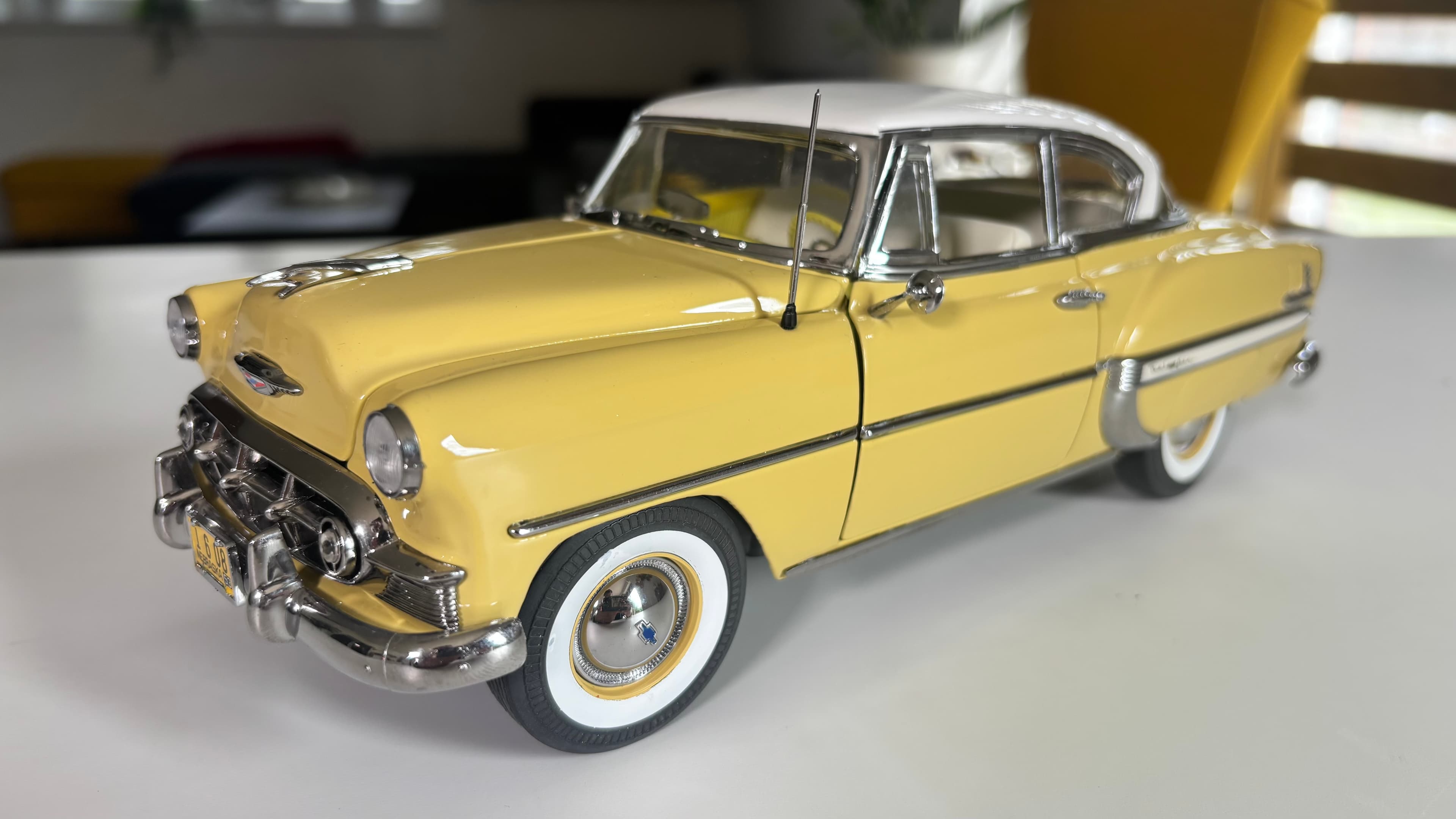 Chevrolet Bell Air Hardtop Coupe 1953 1:18 scale diecast by Sun Star