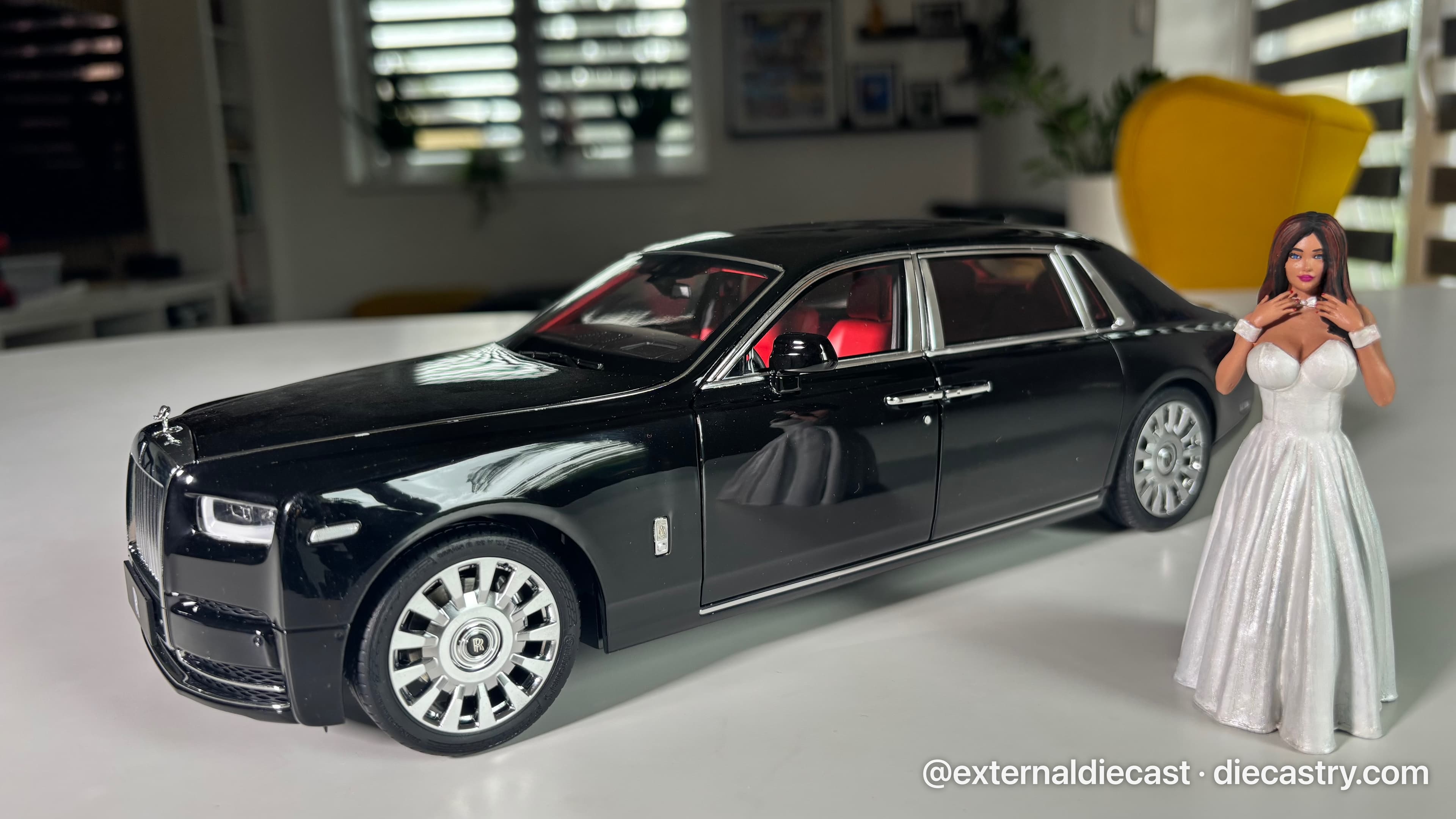 Rolls-Royce Phantom VIII 1:18 scale diecast model