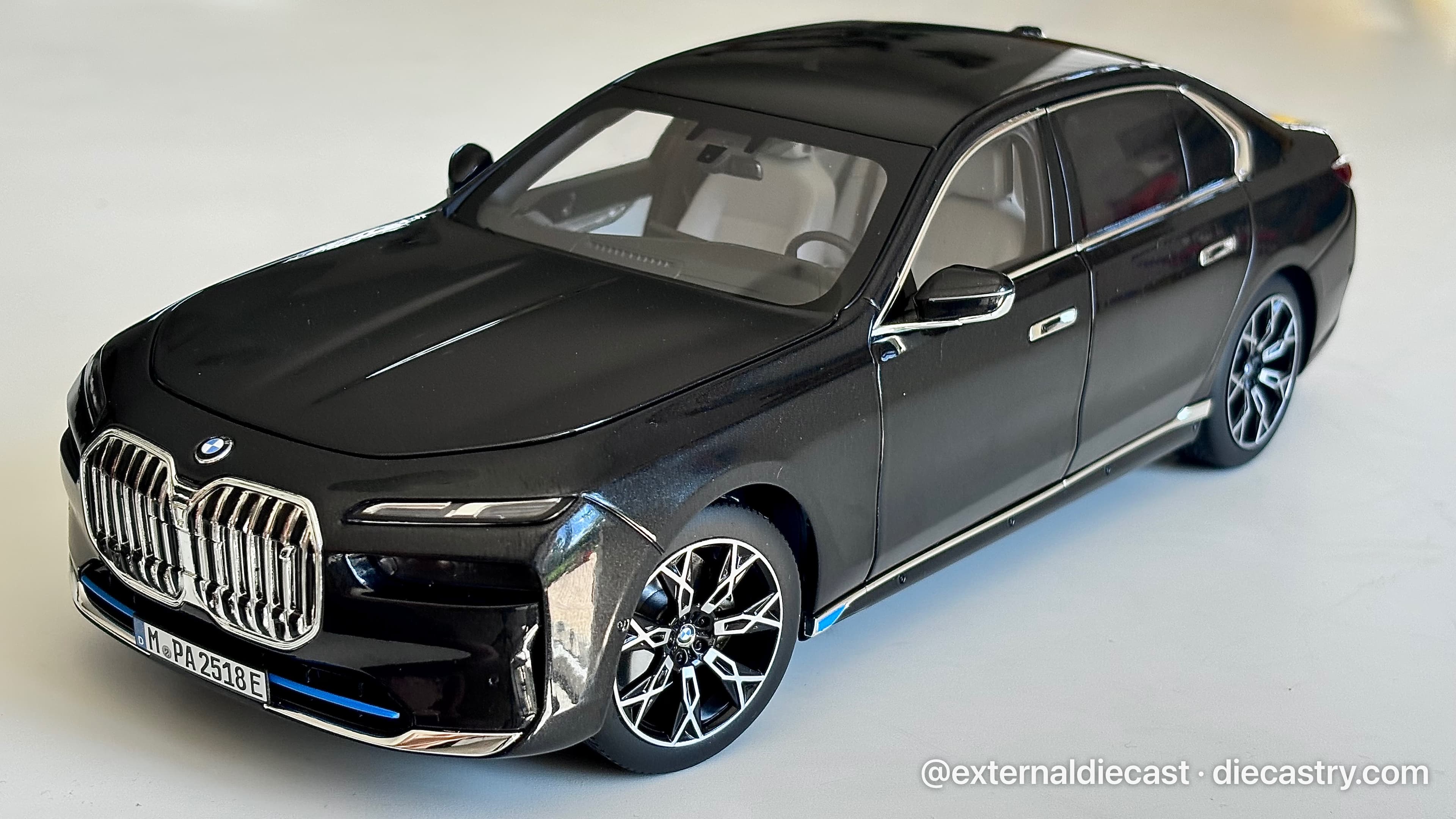 BMW i7 1:18 scale diecast model