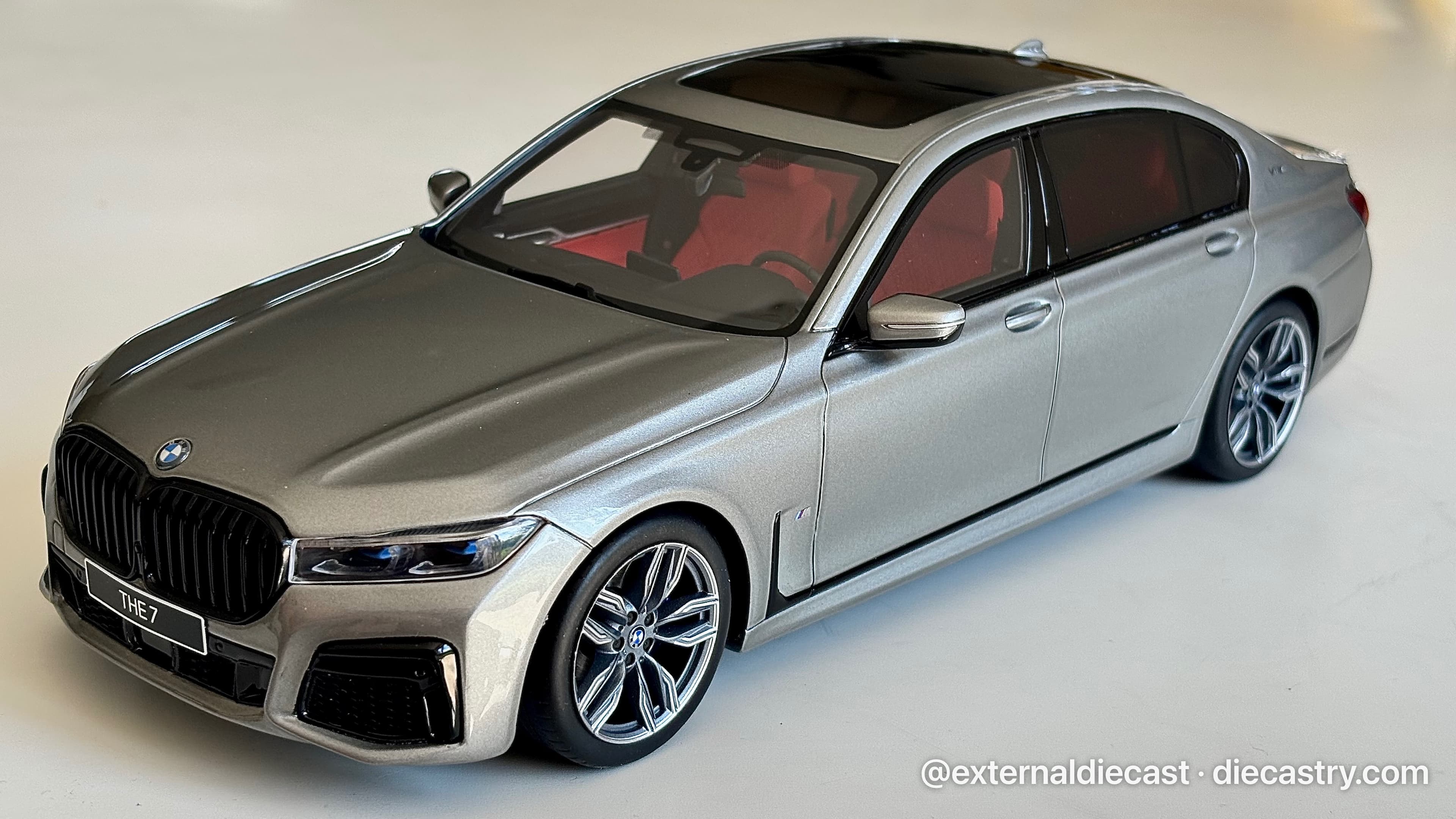 BMW M760I V12 Final Edition 1:18 scale diecast model