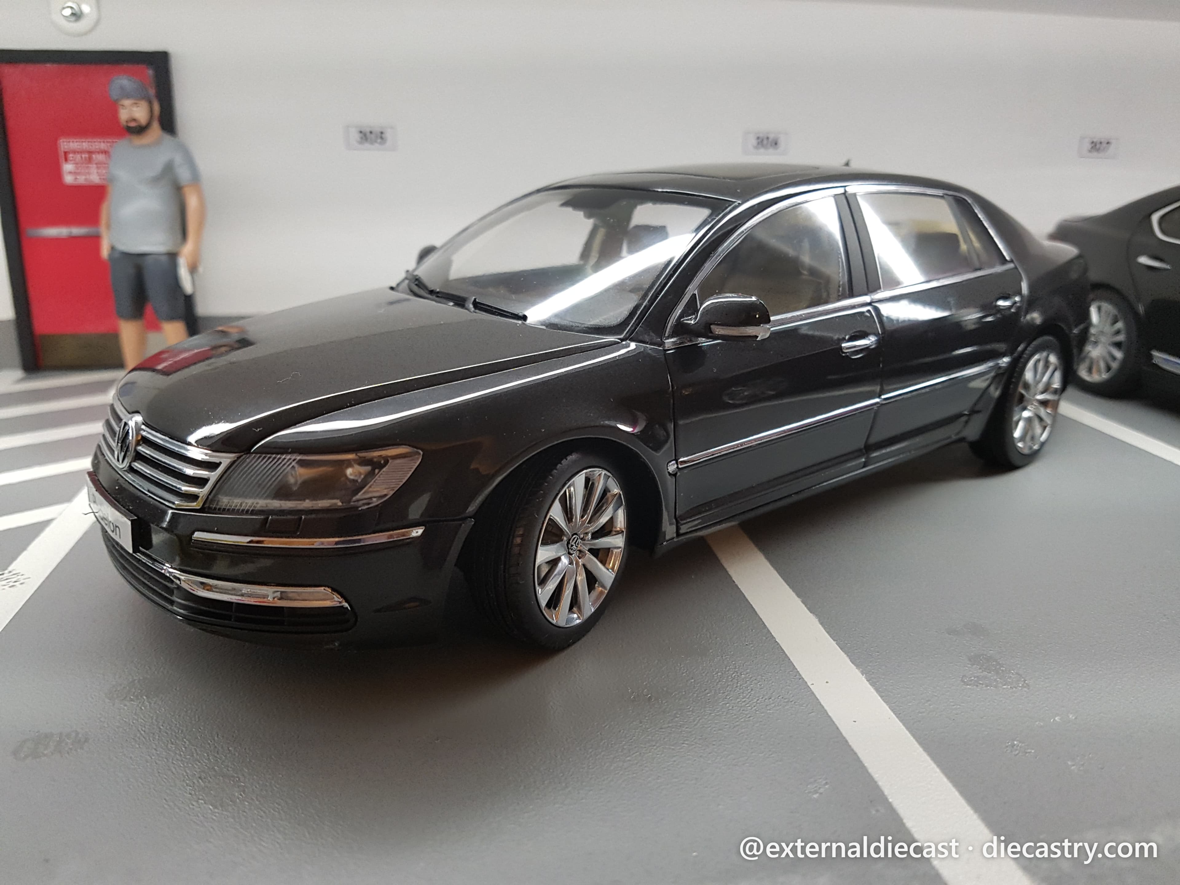 Volkswagen Phaeton 2010 1:18 scale diecast by Unknown