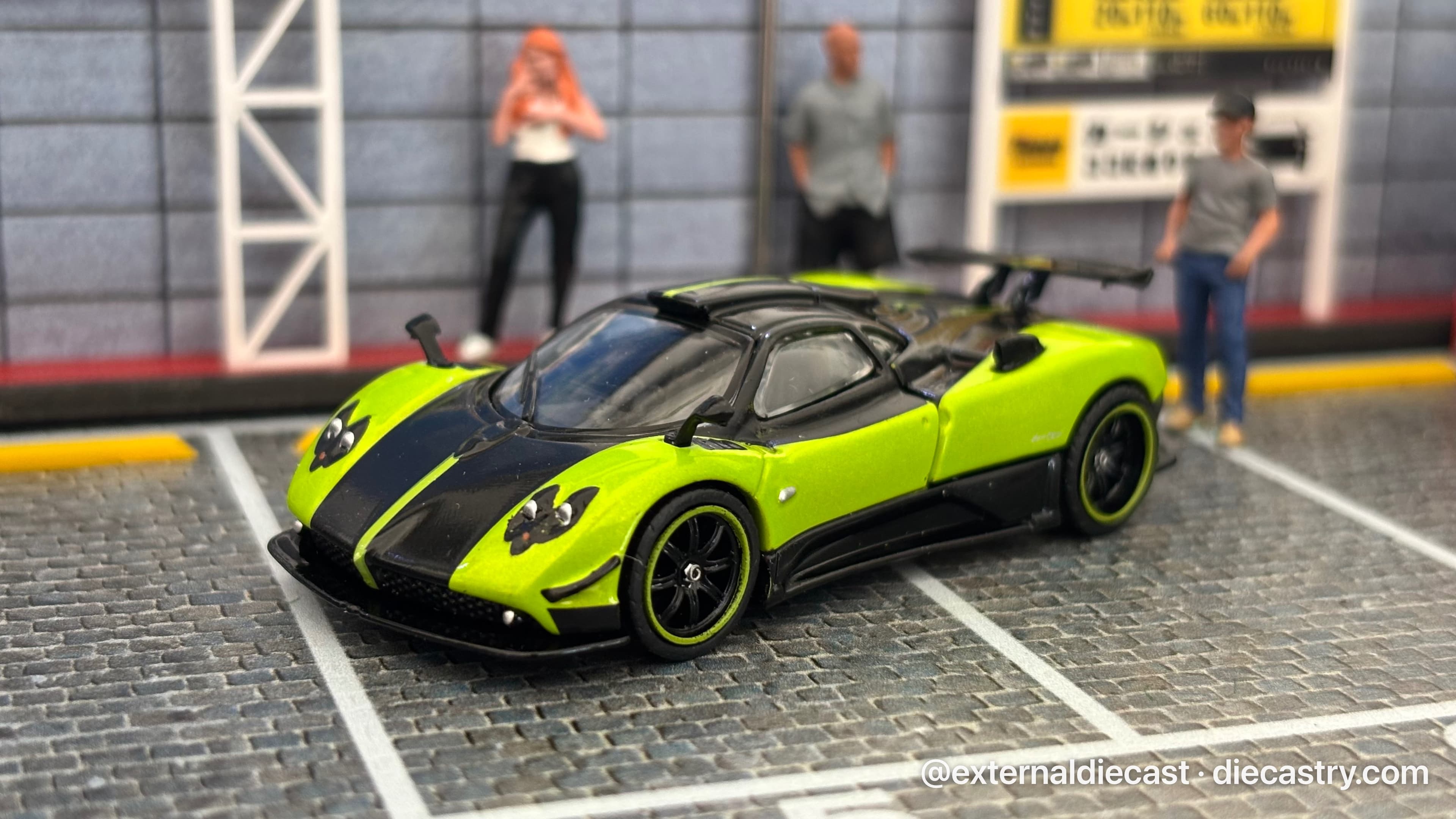 2009 Pagani Zonda Cinque Verde Firenze 1:64 scale diecast model by Tarmac Works in Green/Black