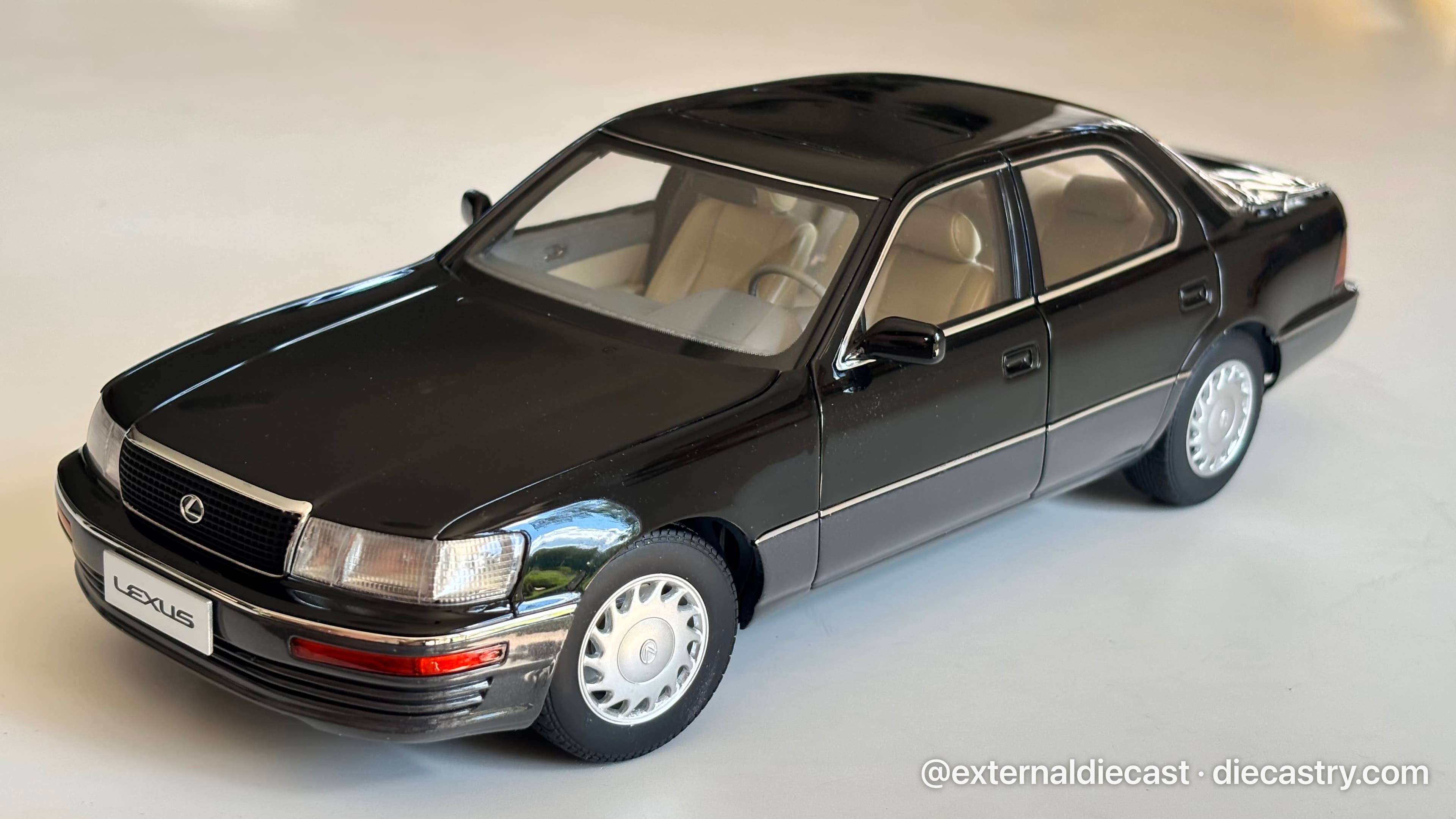 Lexus LS400 1:18 scale diecast model