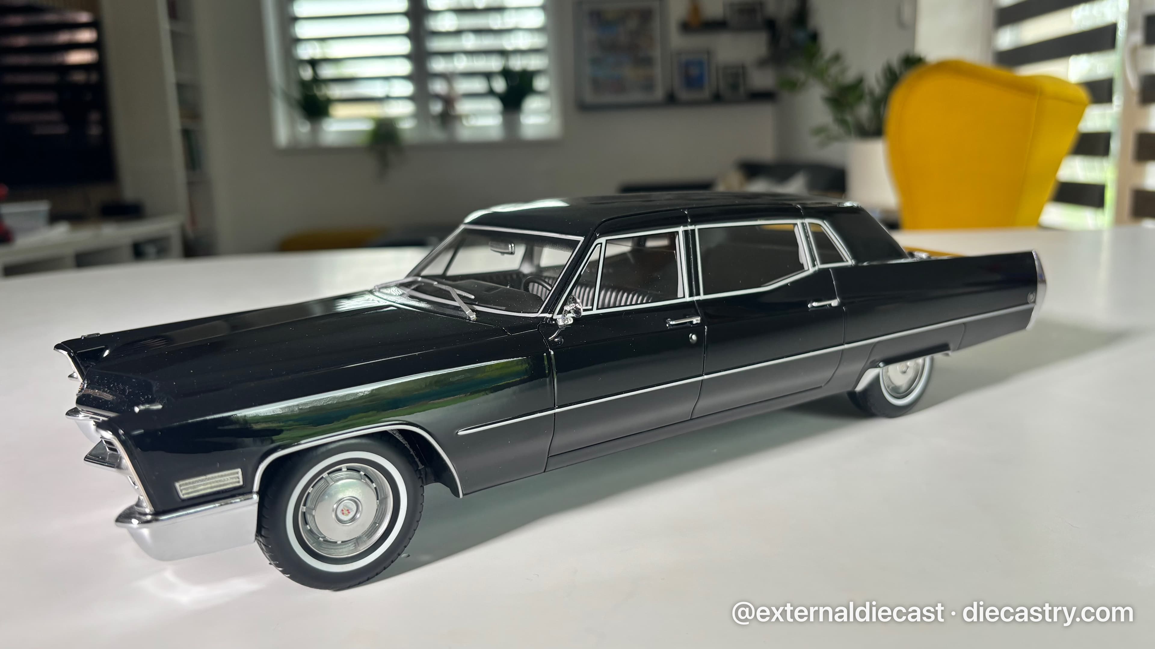 Cadillac Fleetwood Series 75 1:18 scale diecast model