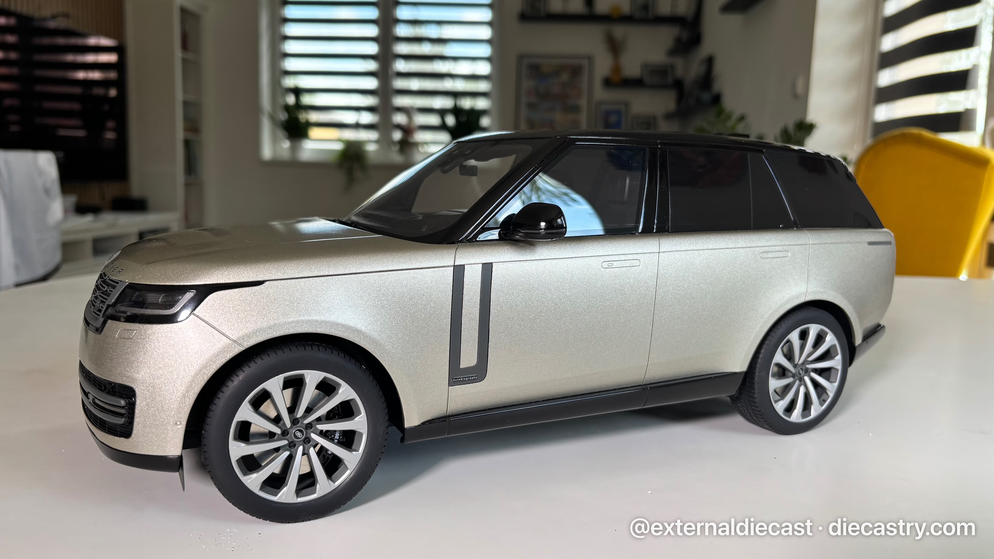 Range Rover P530 Autobiography 2024 1:12 scale diecast by GT Spirit