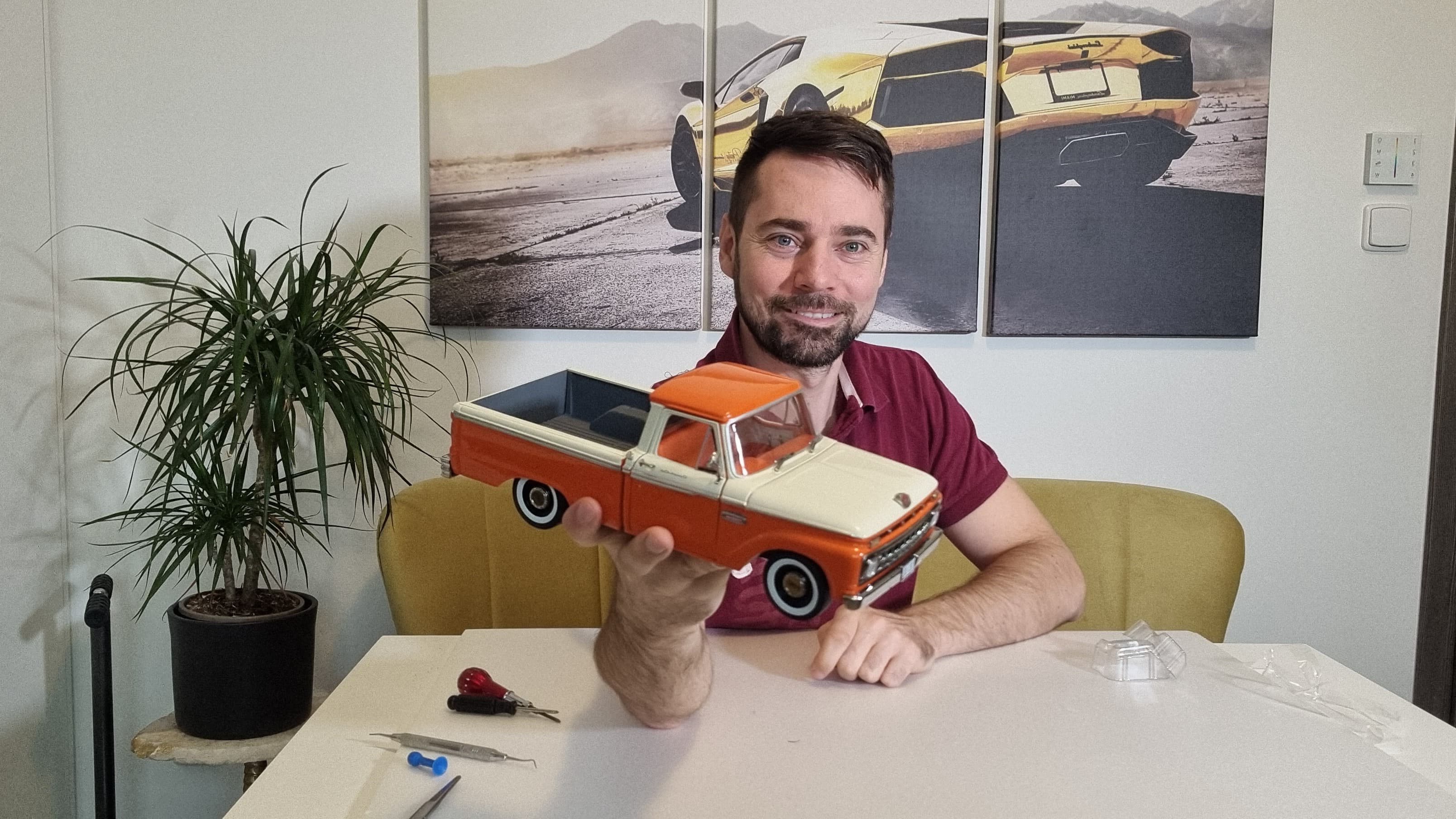Ford F-100 1965 1:18 scale diecast by Sun Star