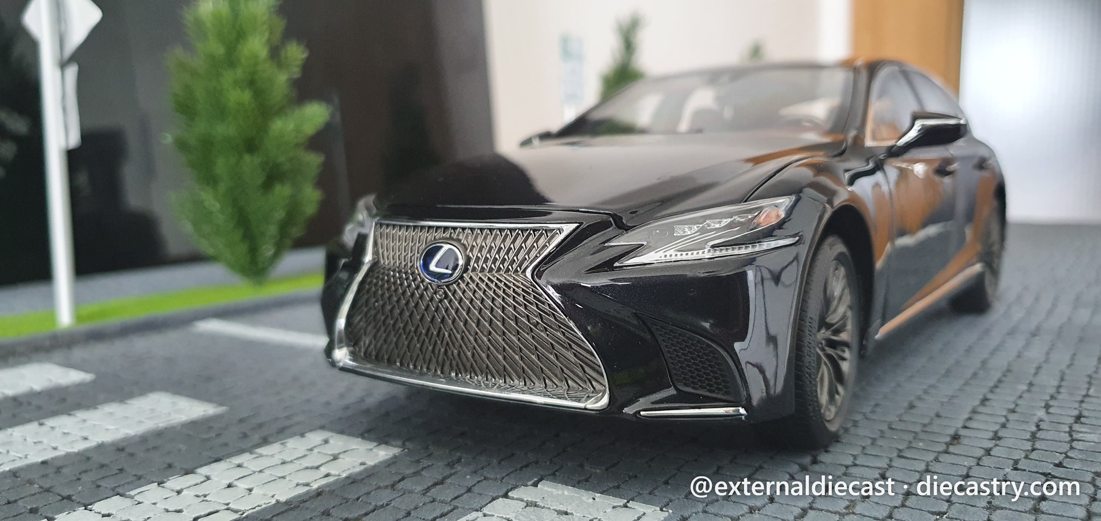 Lexus LS500h 1:18 scale diecast model