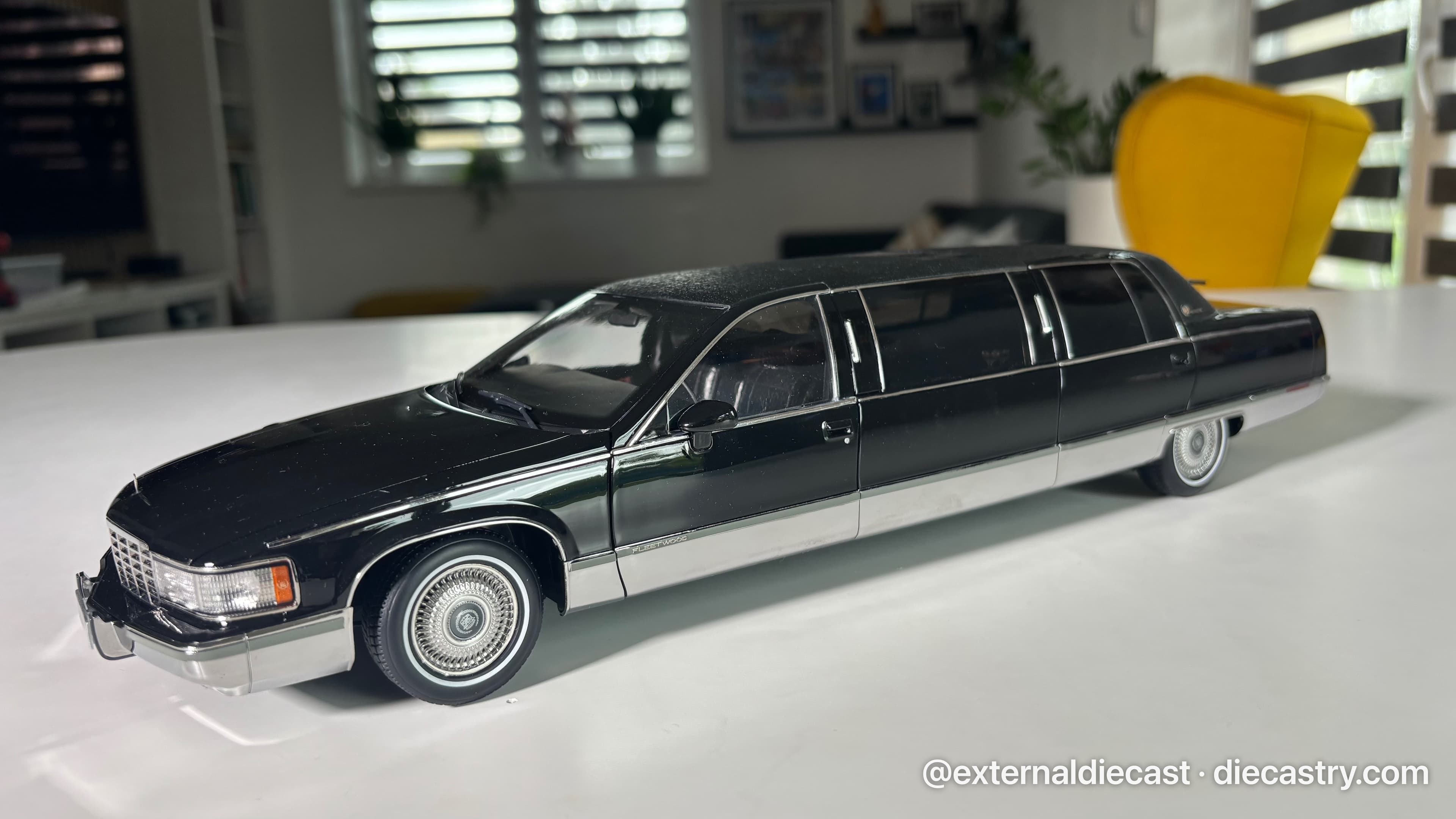 Cadillac Fleetwood Extended / Long Wheelbase 1:18 scale diecast model