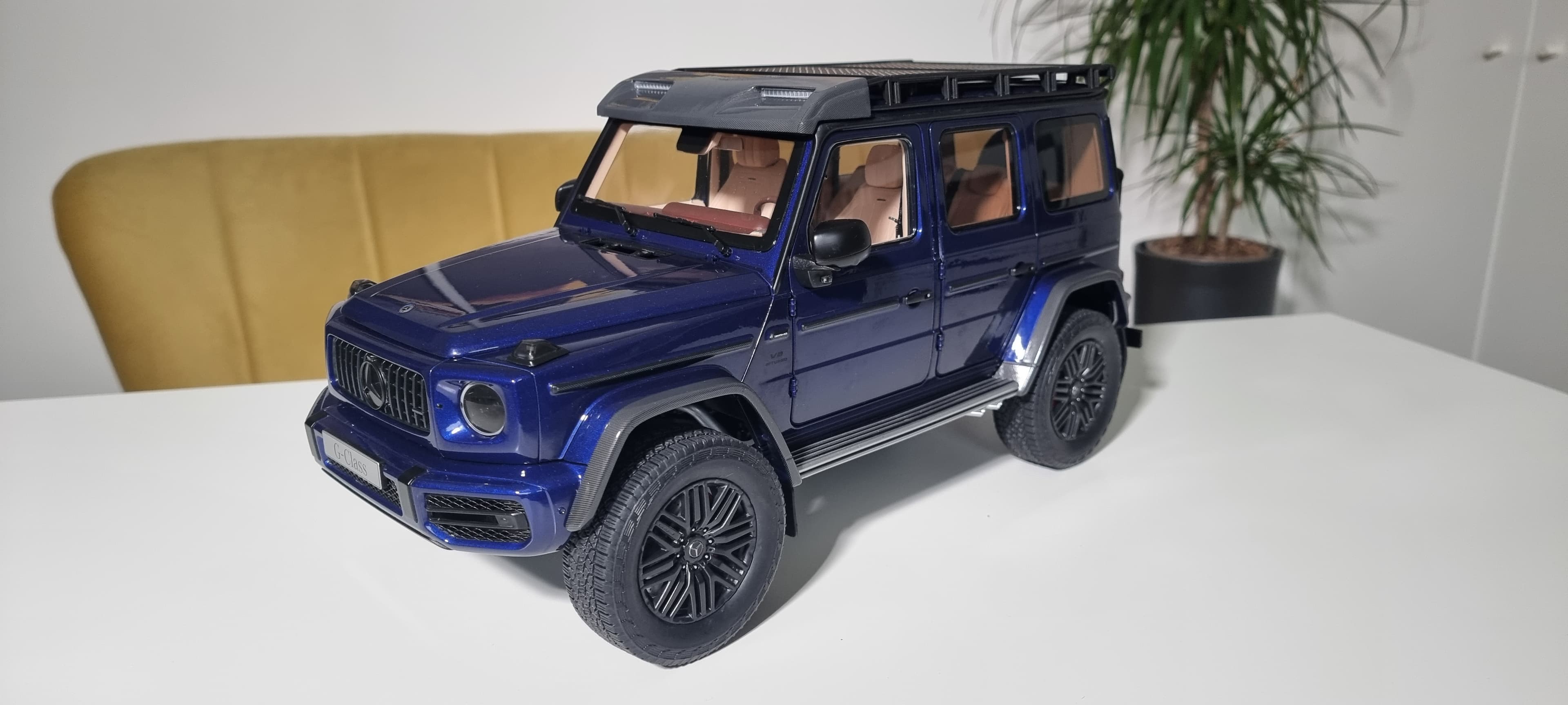 Mercedes-Benz G63 (W463) 4x4 AMG 2022 1:12 scale diecast by NZG