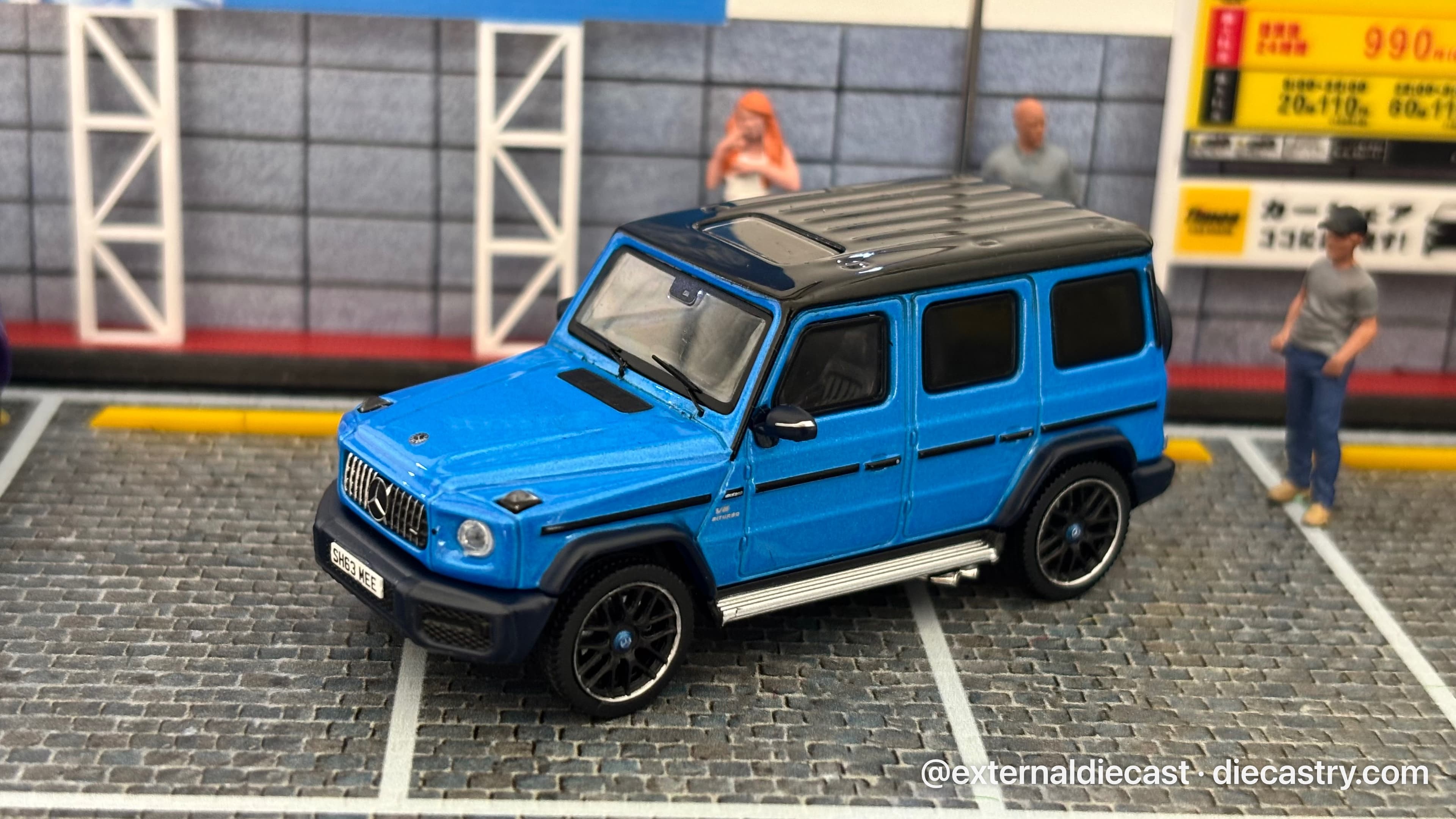 Mercedes-Benz G63 1:18 scale diecast model by Tarmac Works