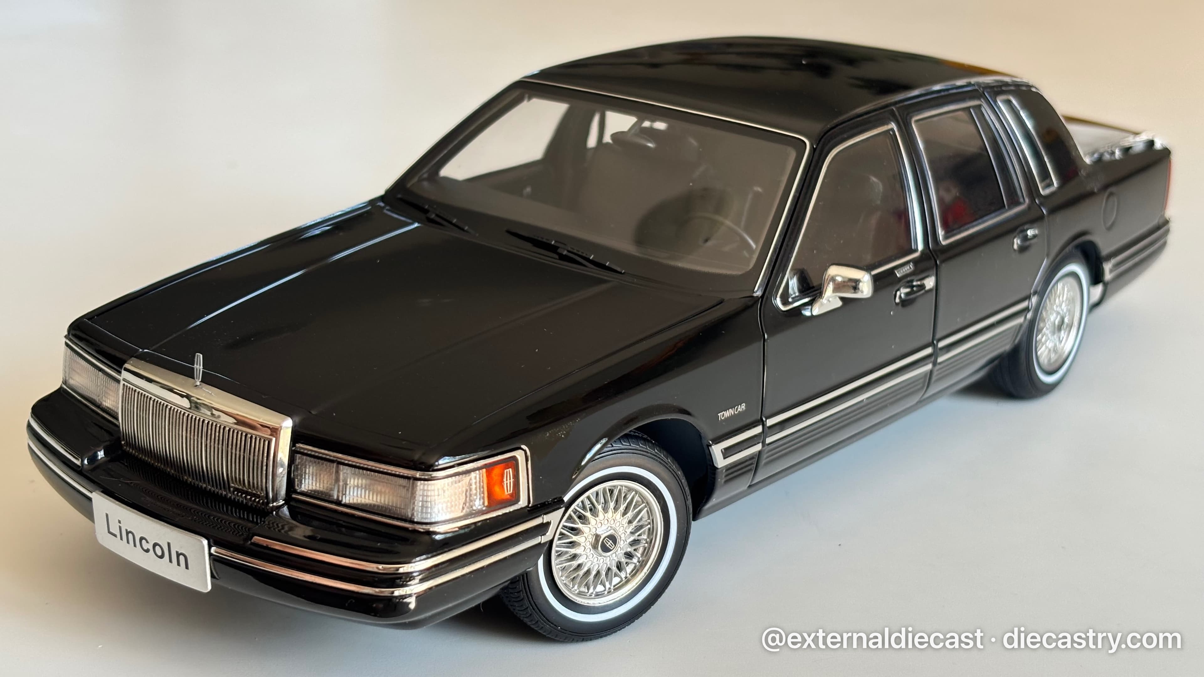 1990 Lincoln Town Car 1:18 scale diecast model by Xiaoguang Models
