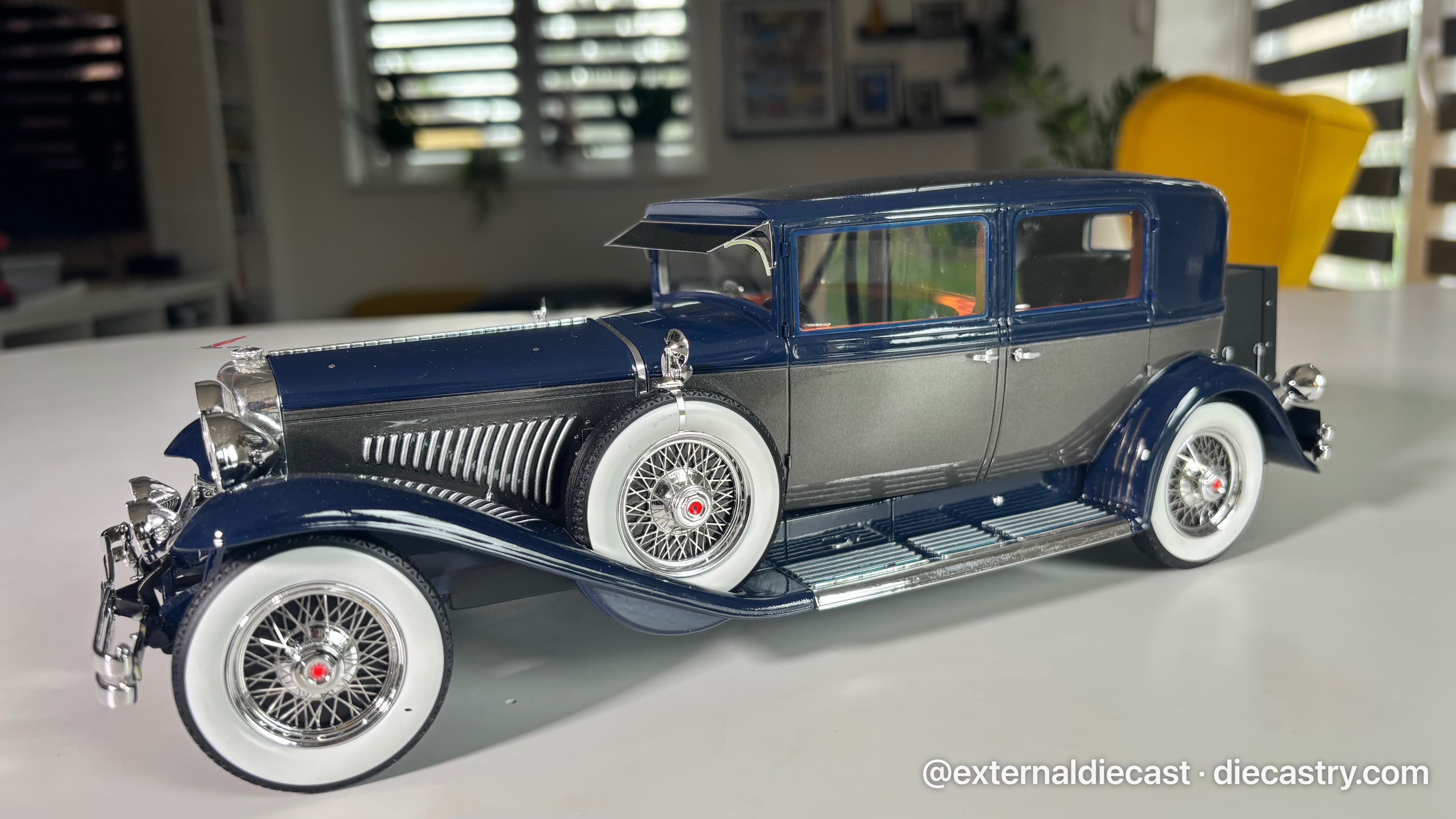 Duesenberg Model J Willoughby Berline 1:18 scale diecast model
