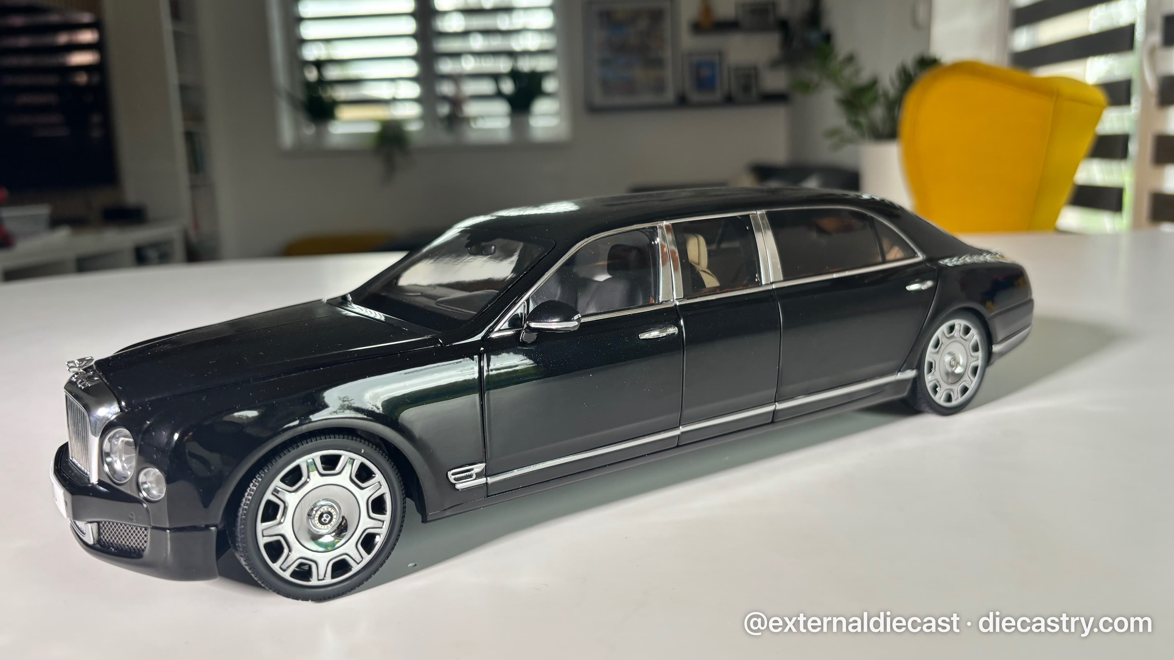 Bentley Mulsanne Grand Limousine 2017 1:18 scale diecast by Almost Real