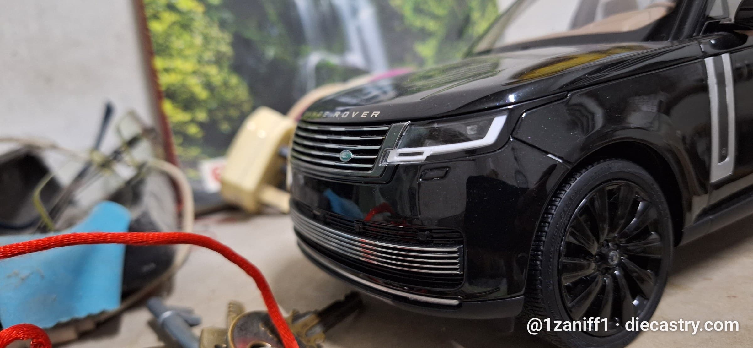 Range Rover Range Rover SV Serenity 1:18 scale diecast by LCD Models